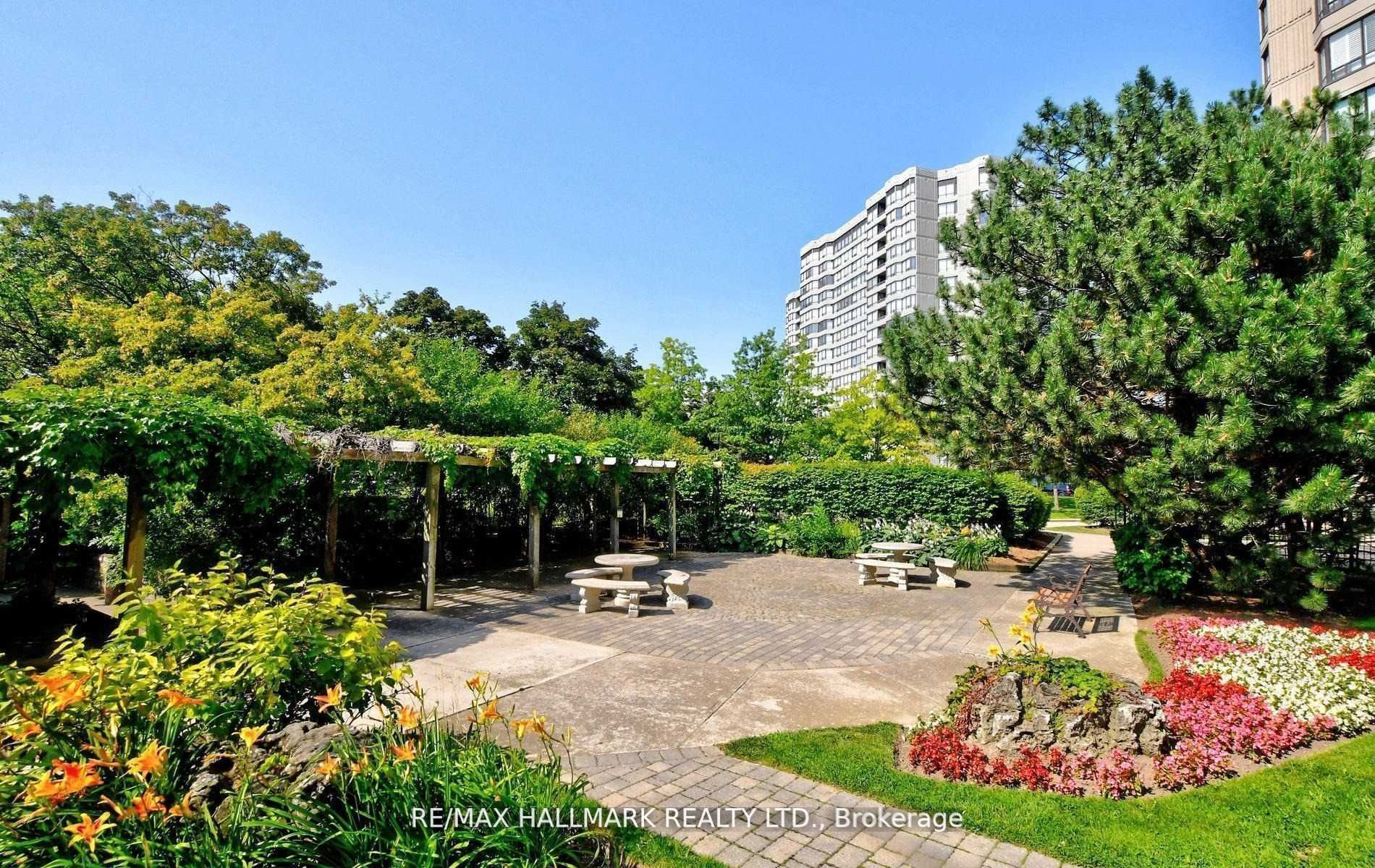 7420 Bathurst St, #706