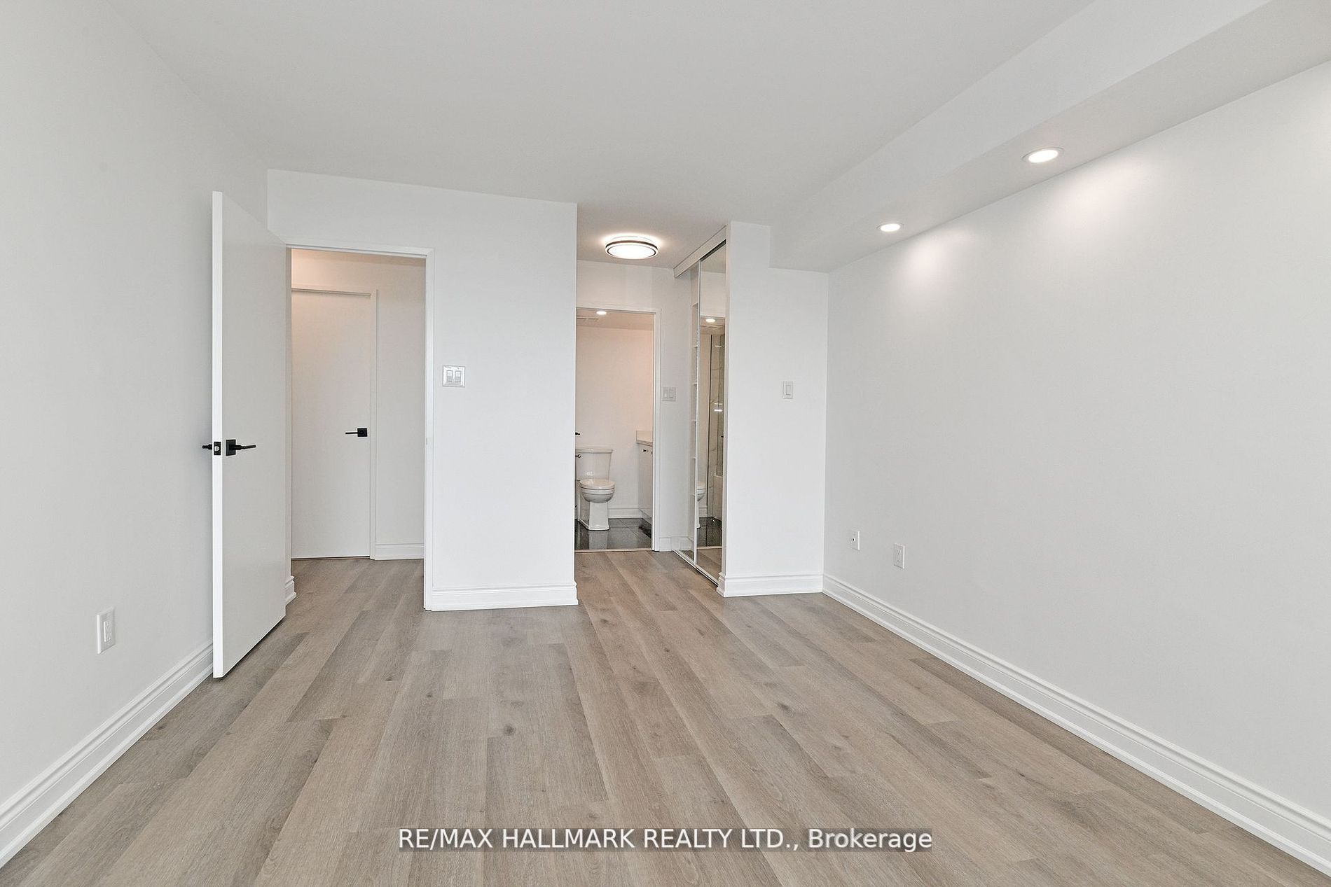 7420 Bathurst St, #706