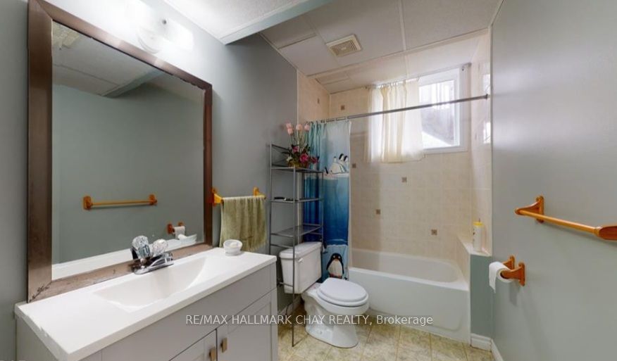 133 Monique Cres, #lower