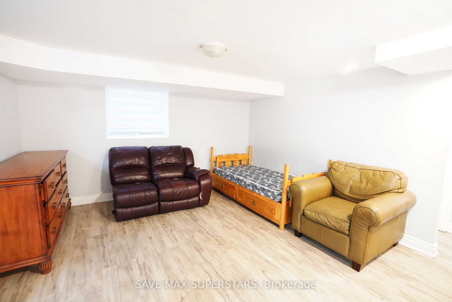 96 Wellington St E