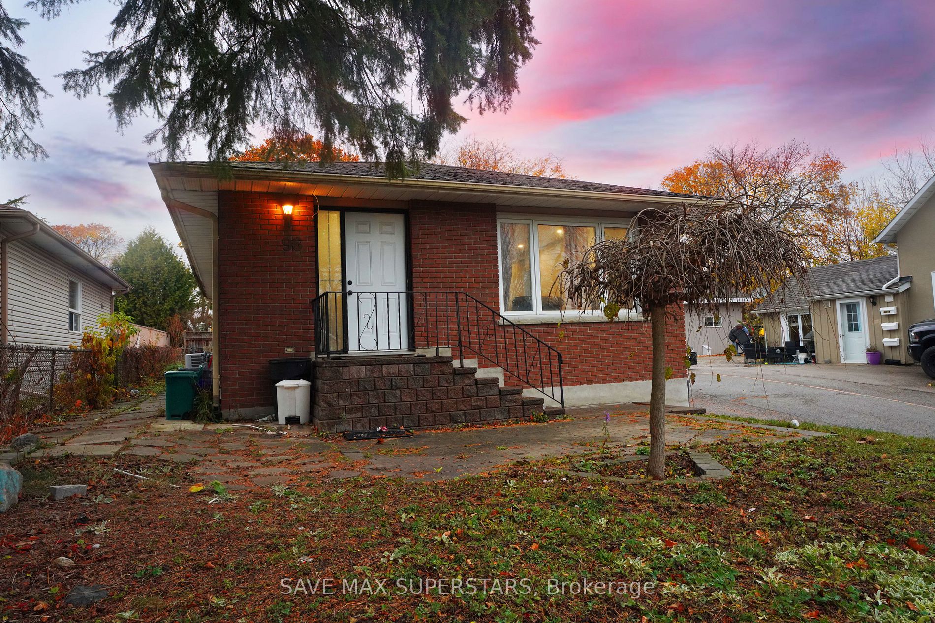 96 Wellington St E