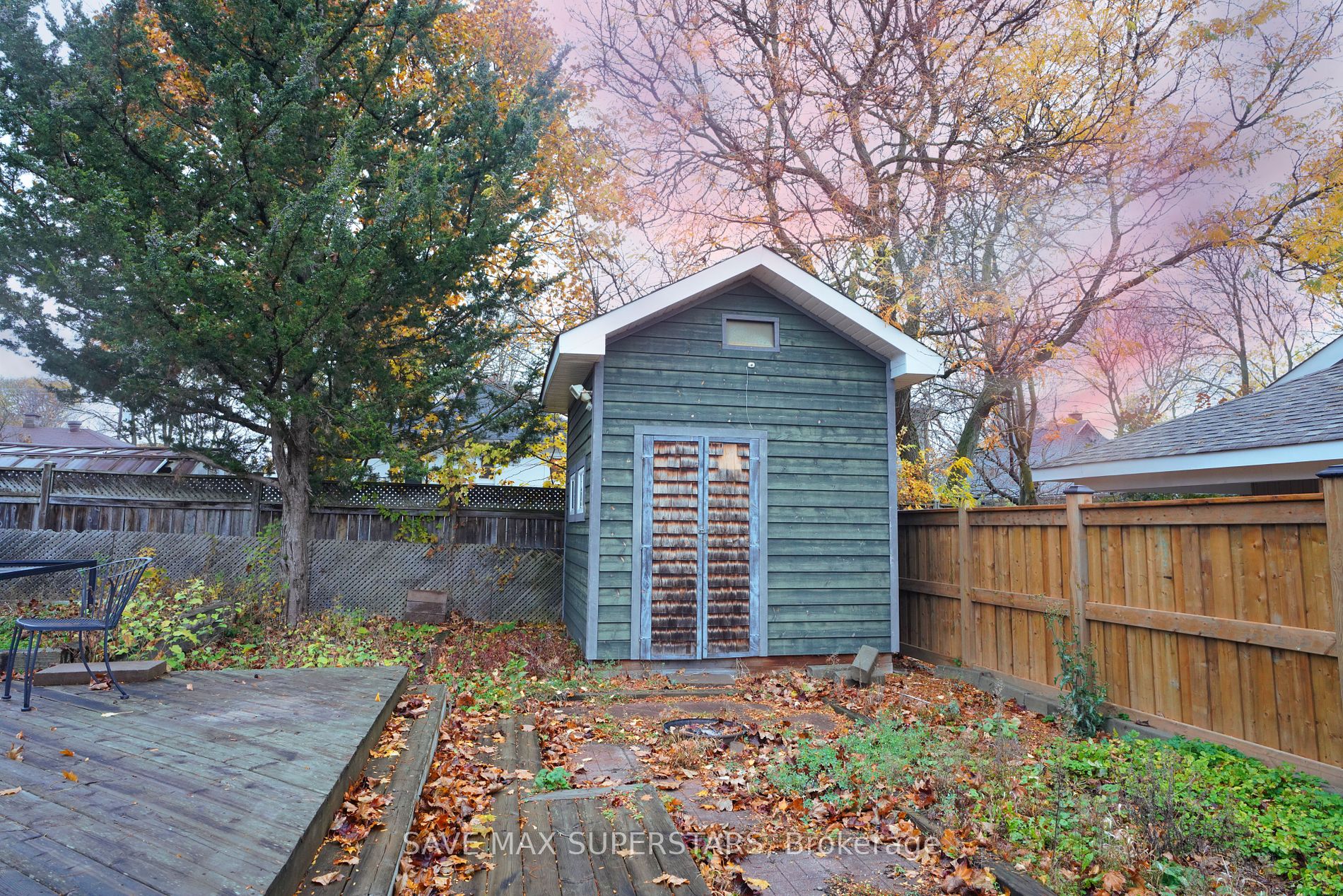 96 Wellington St E