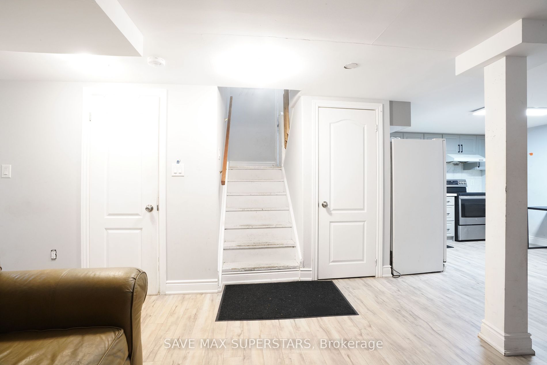 96 Wellington St E