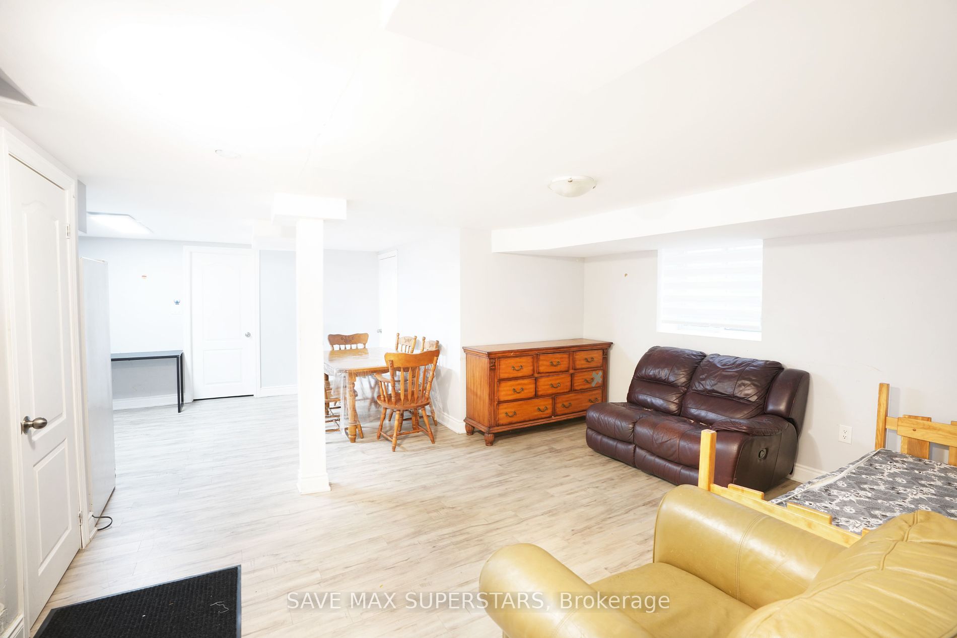 96 Wellington St E