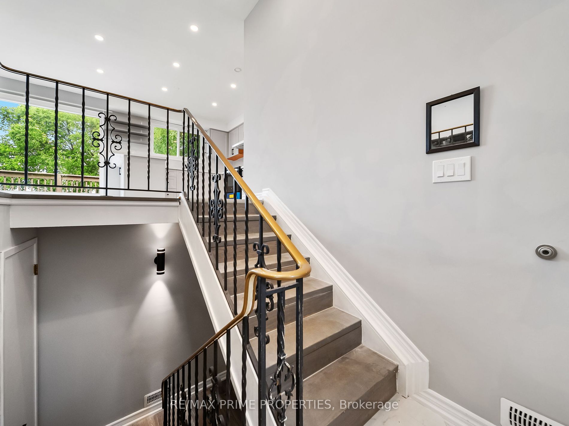 691 Glen Cres