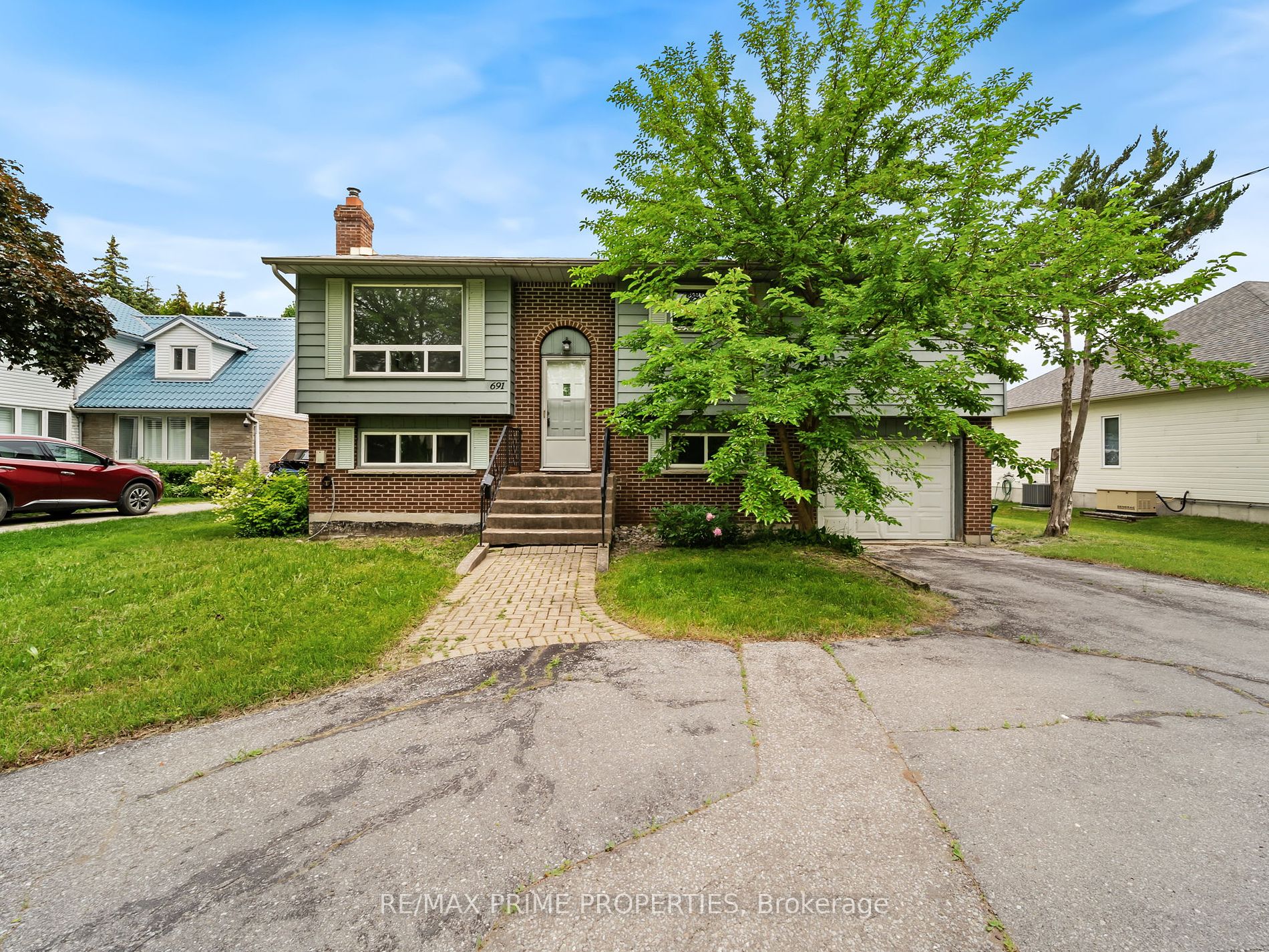 691 Glen Cres