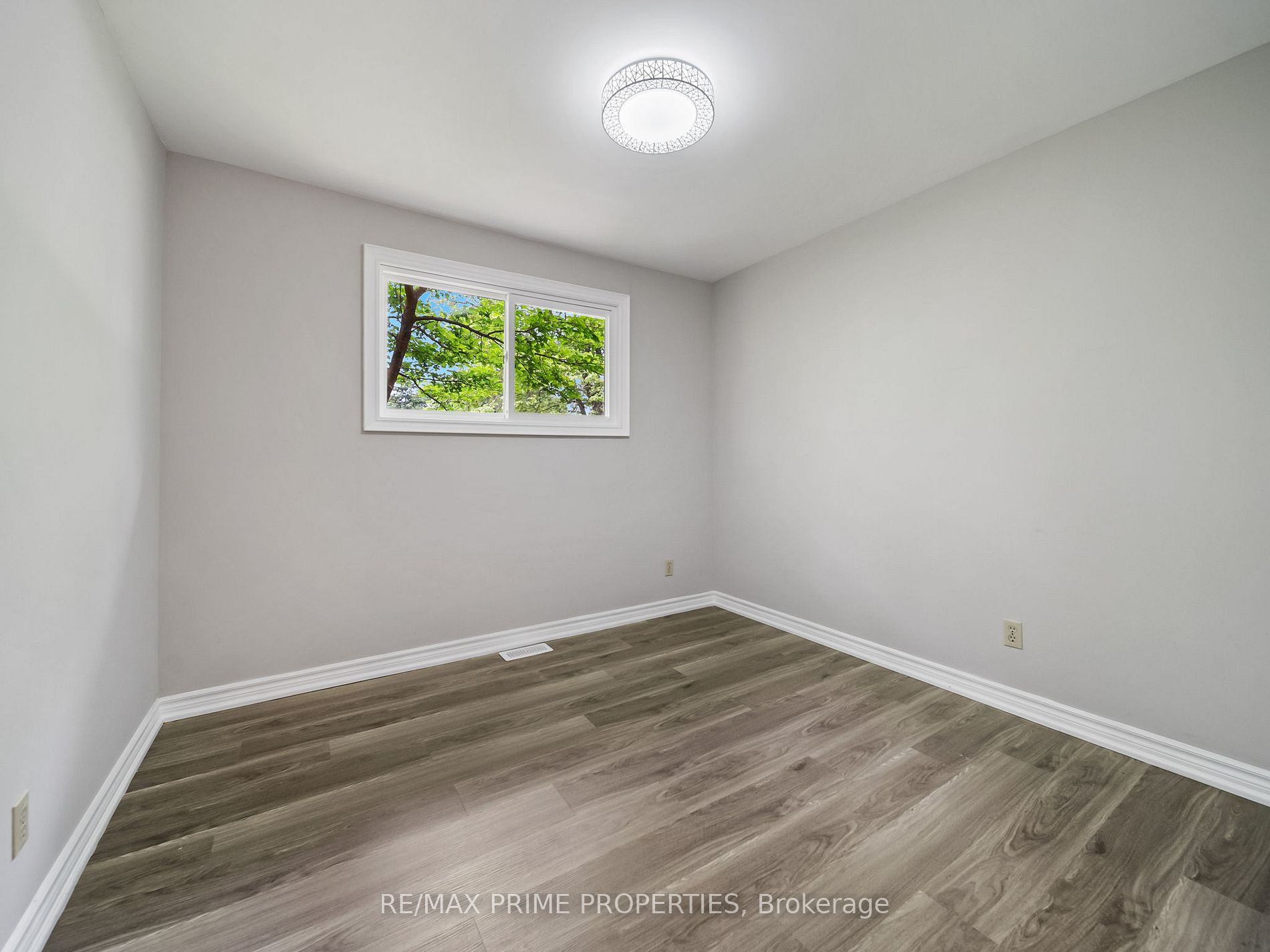 691 Glen Cres