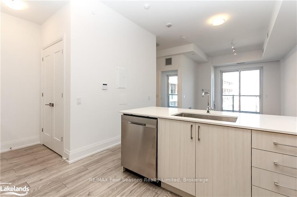 1 HUME St, #402