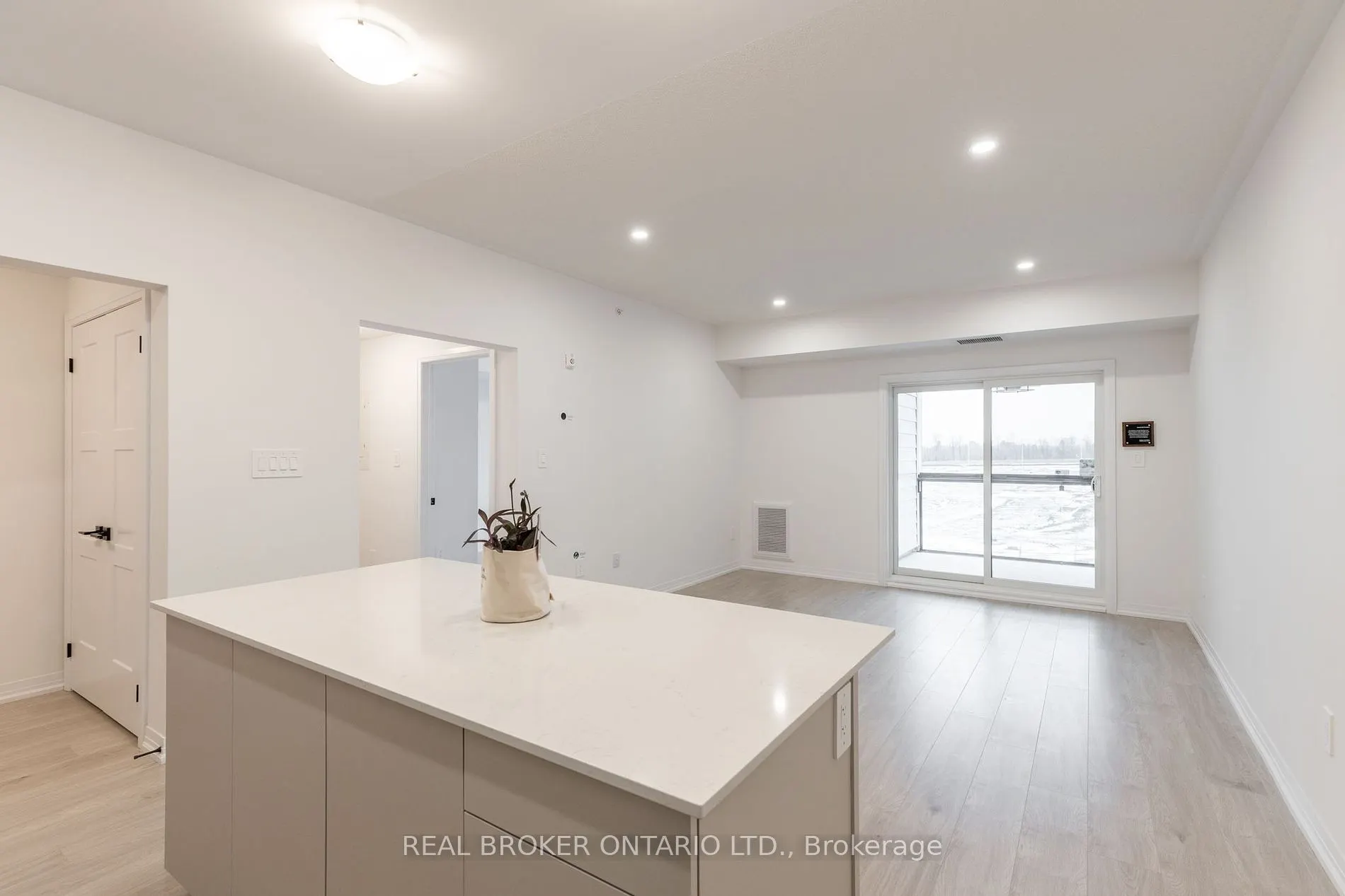 15 Kneeshaw Dr, #205