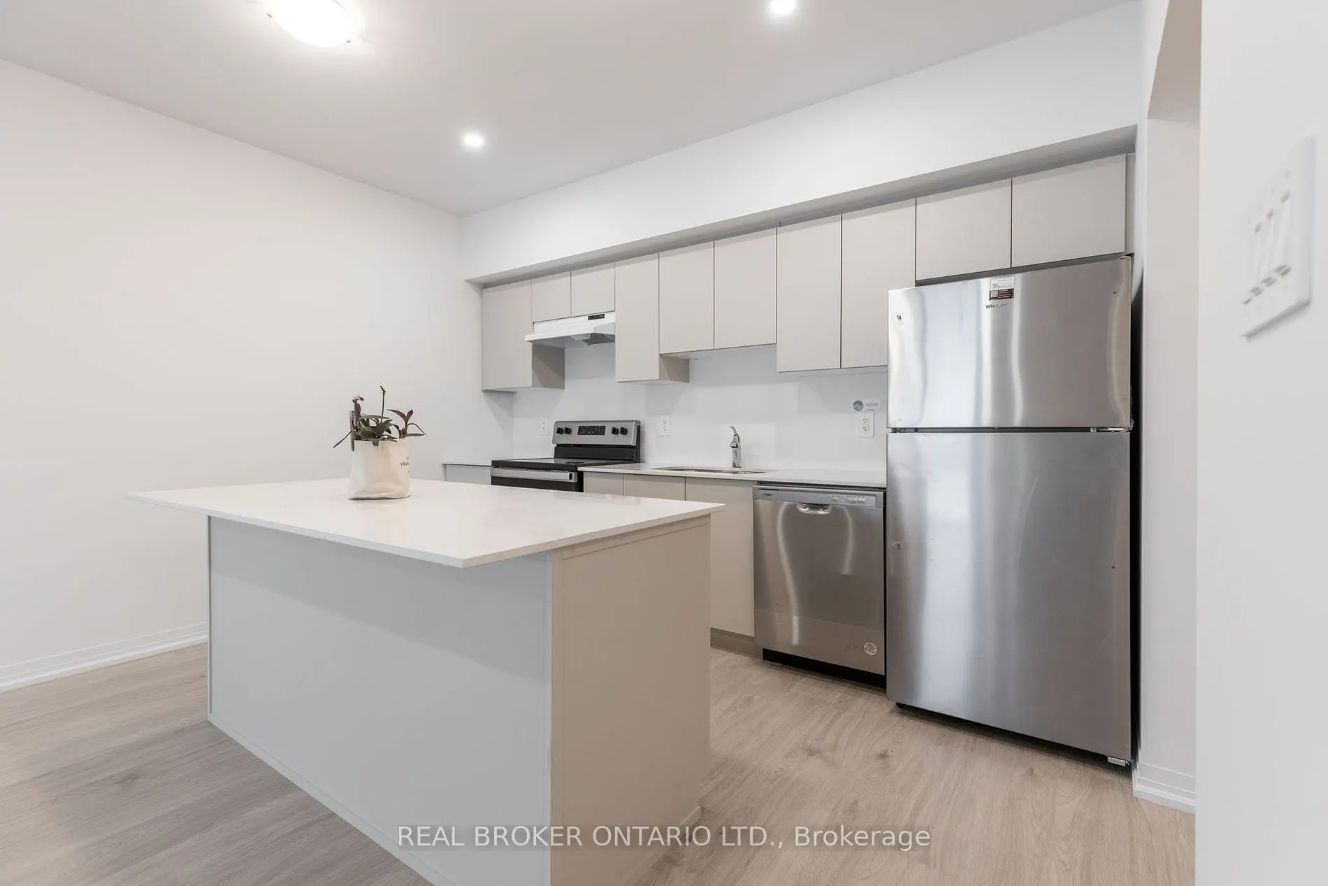 15 Kneeshaw Dr, #205