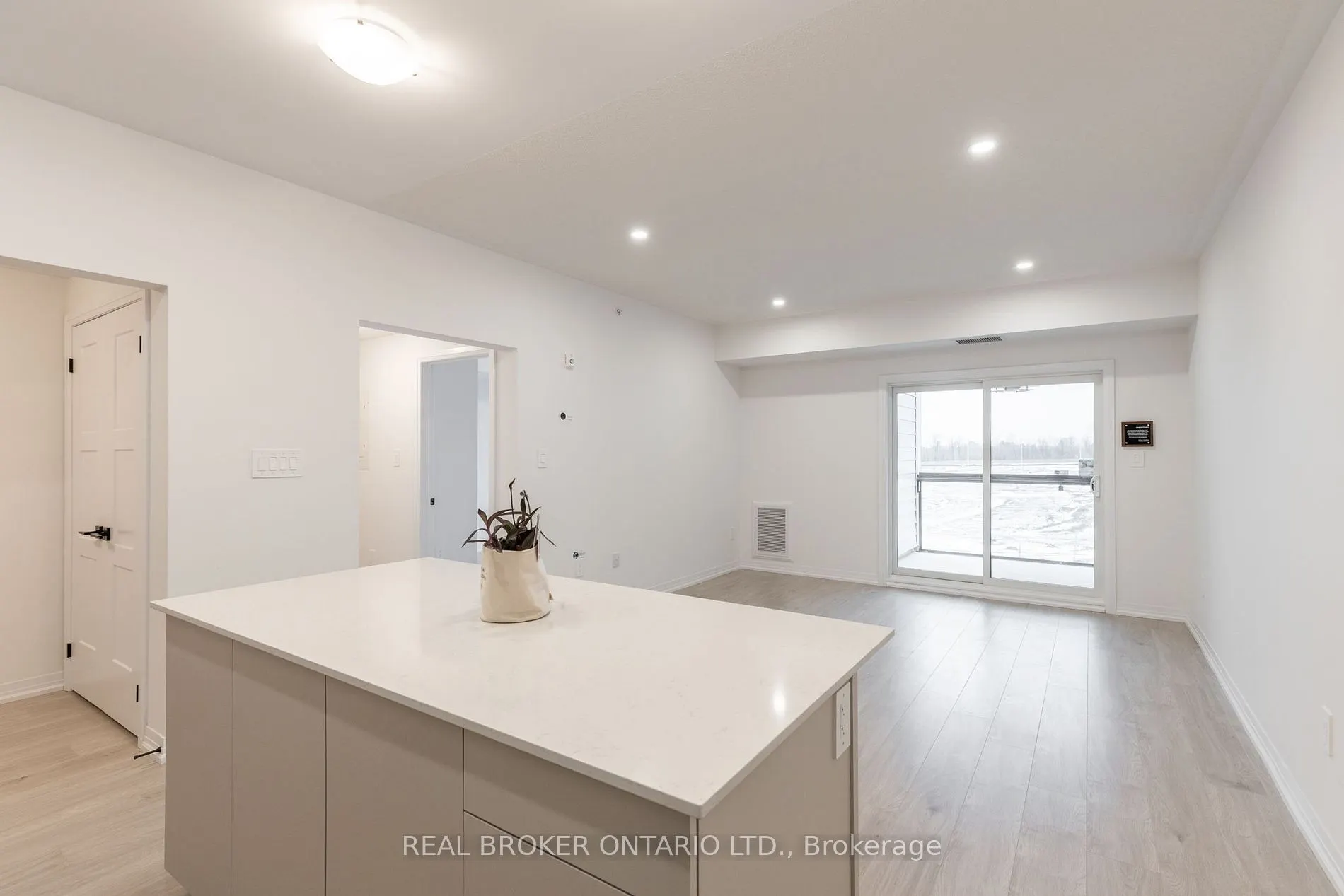 15 Kneeshaw Dr, #205