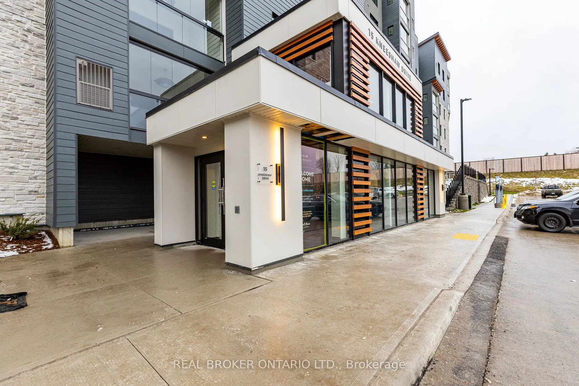 15 Kneeshaw Dr, #205