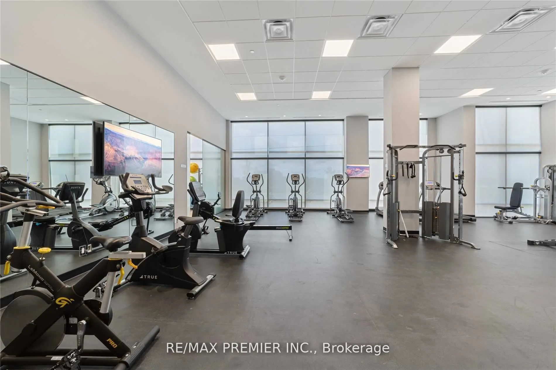 681 Yonge St, #523