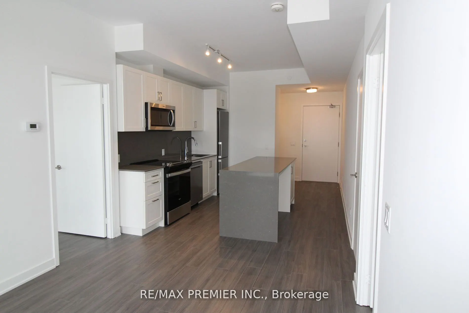 681 Yonge St, #523
