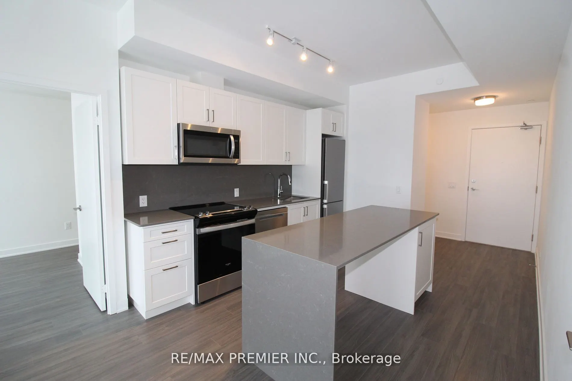681 Yonge St, #523
