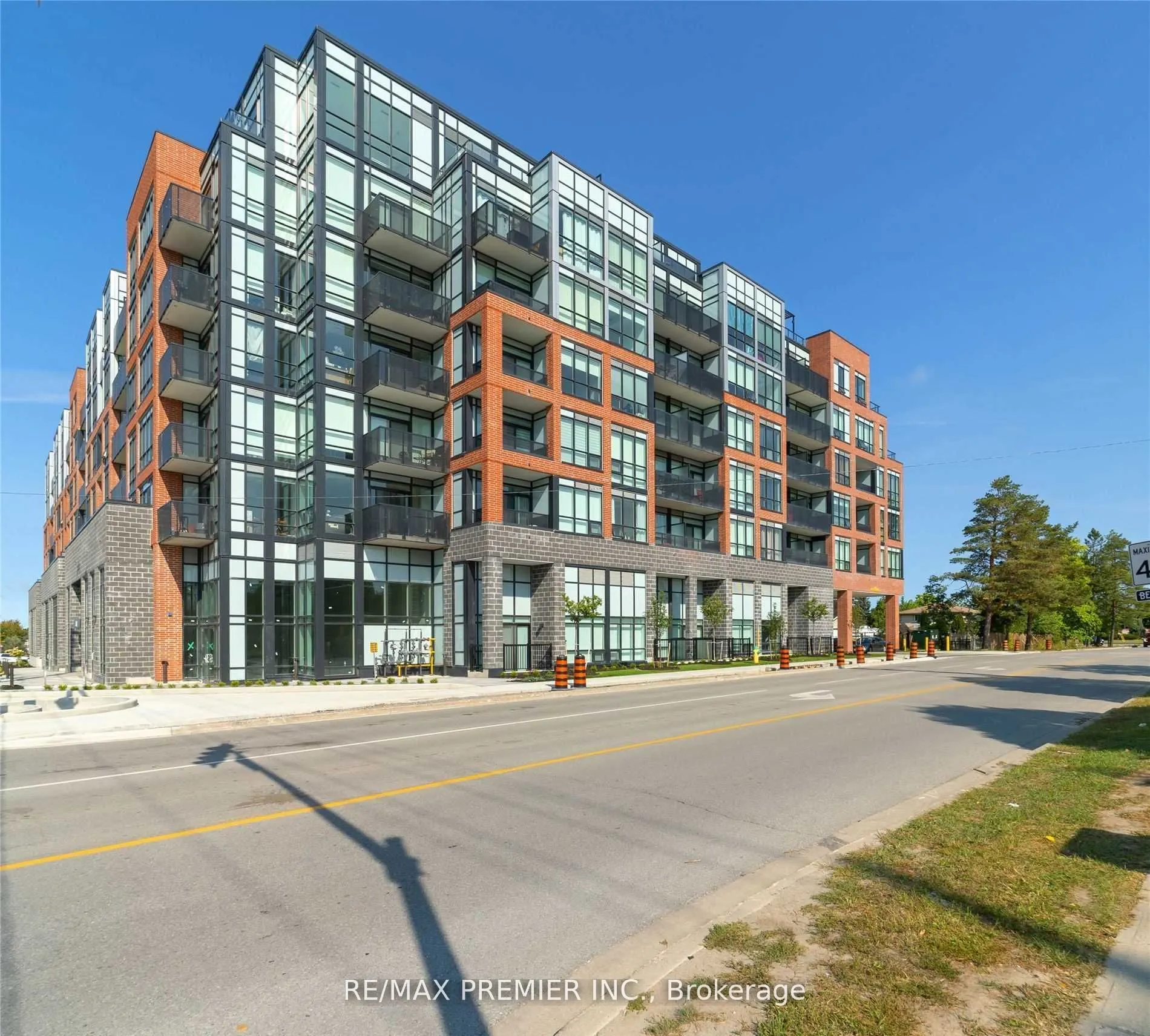 681 Yonge St, #523