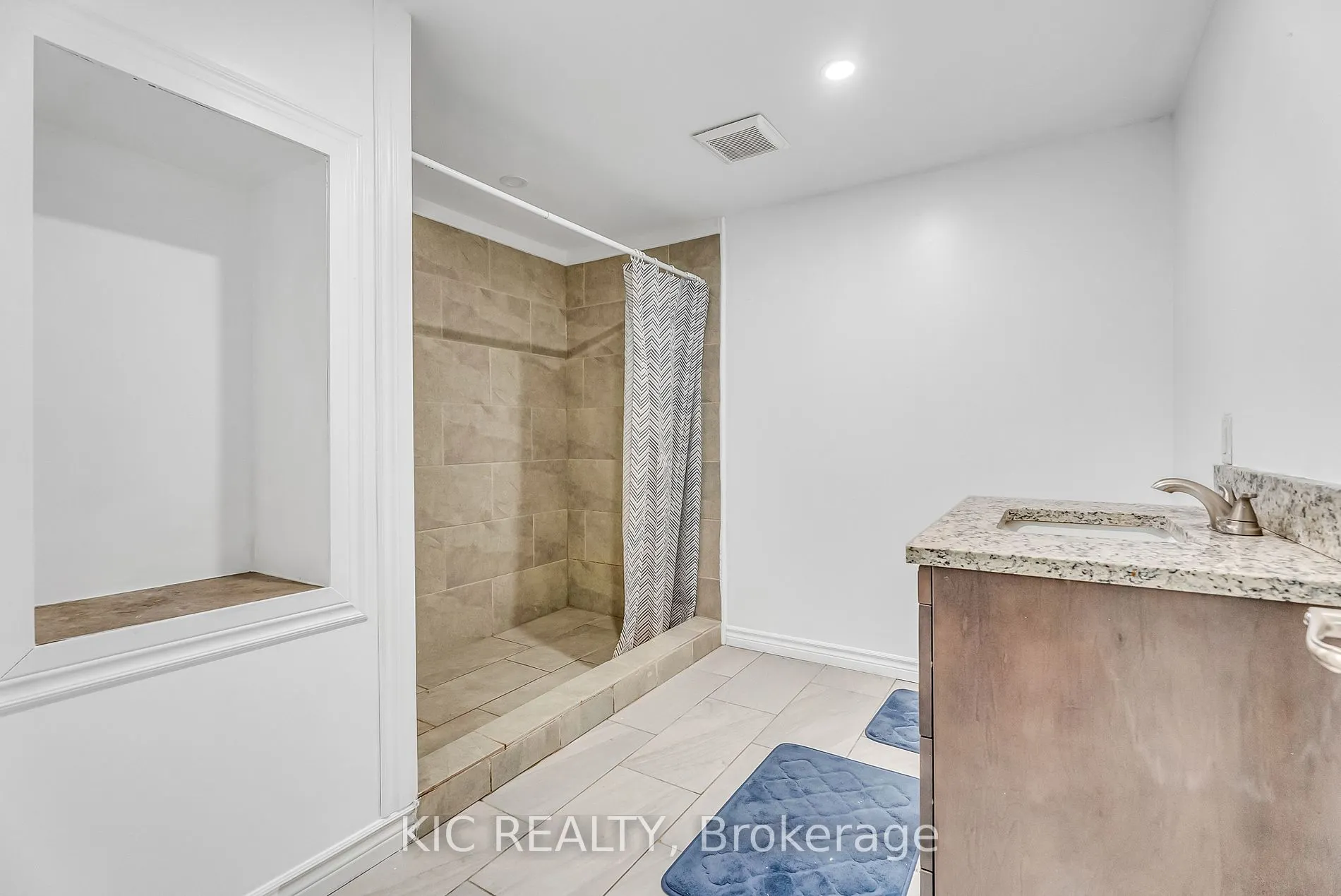 233 Innisfil Street, #19