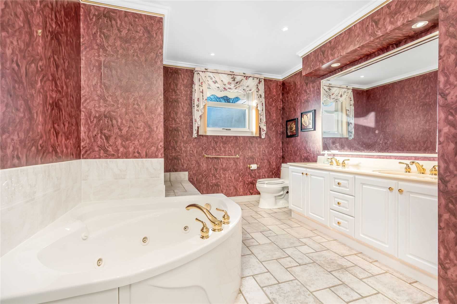 655 Glen Cres