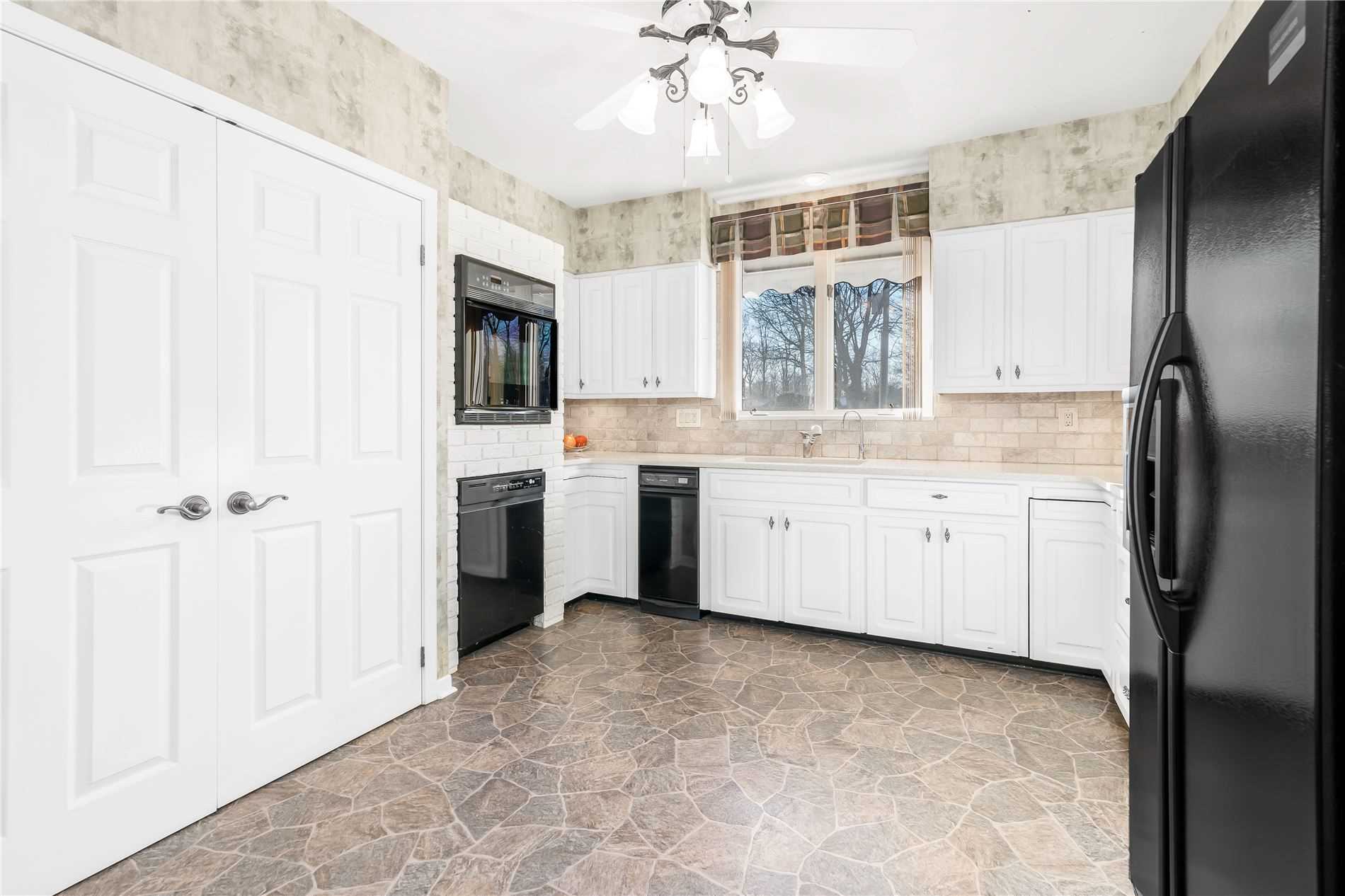 655 Glen Cres