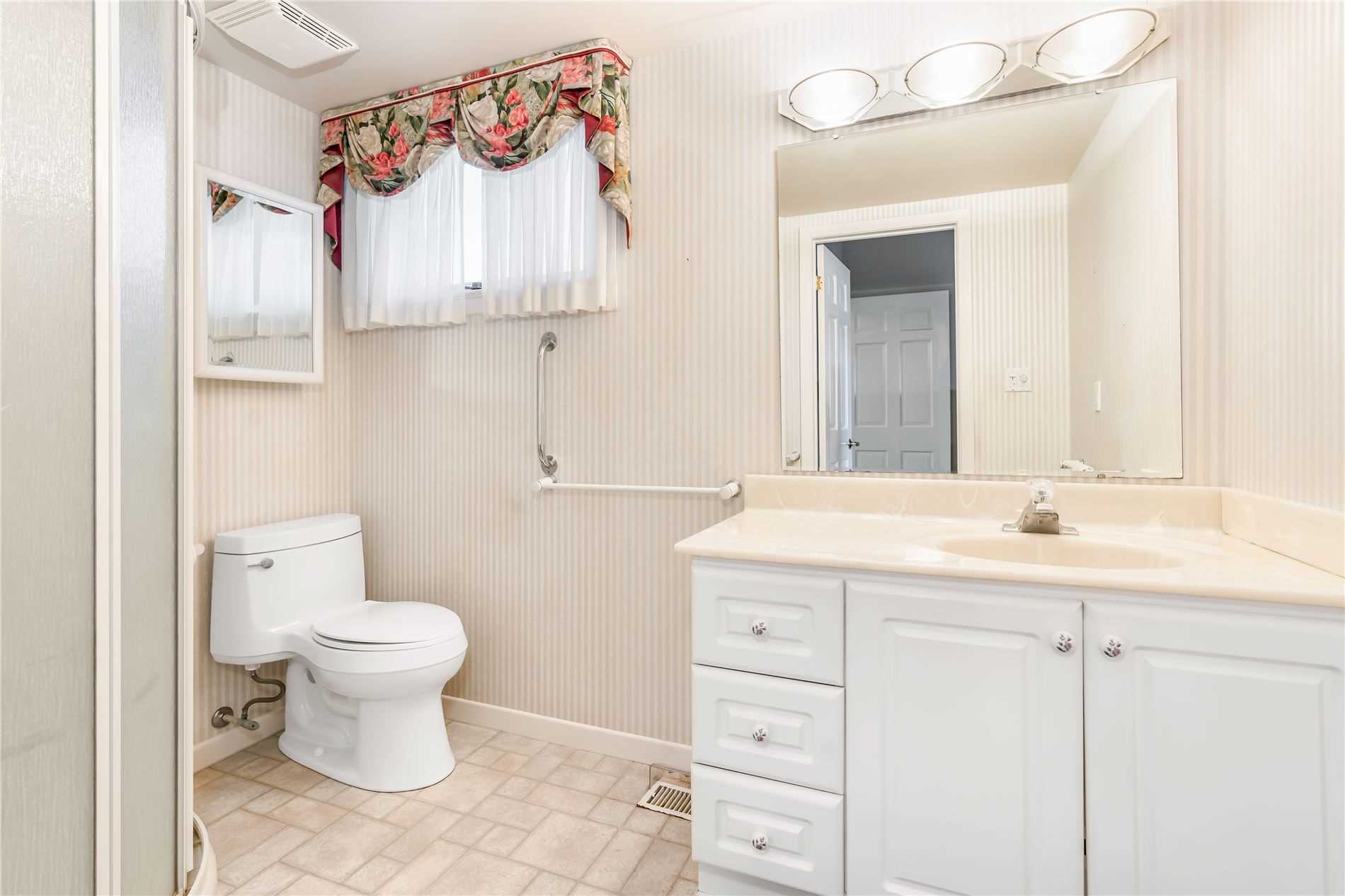655 Glen Cres