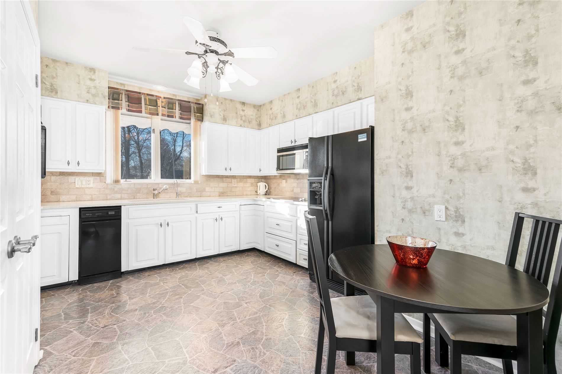 655 Glen Cres