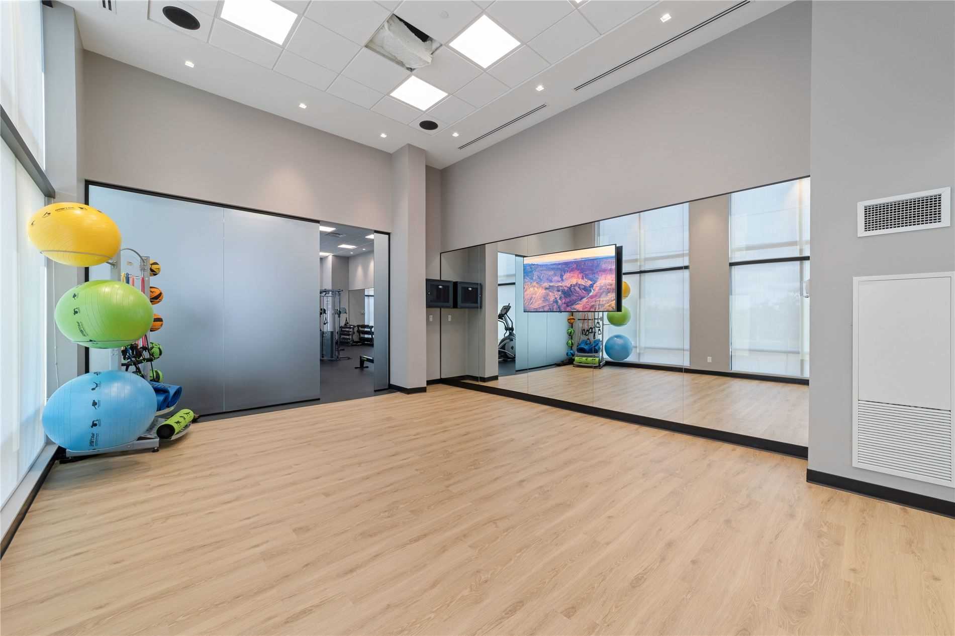 681 Yonge St, #512