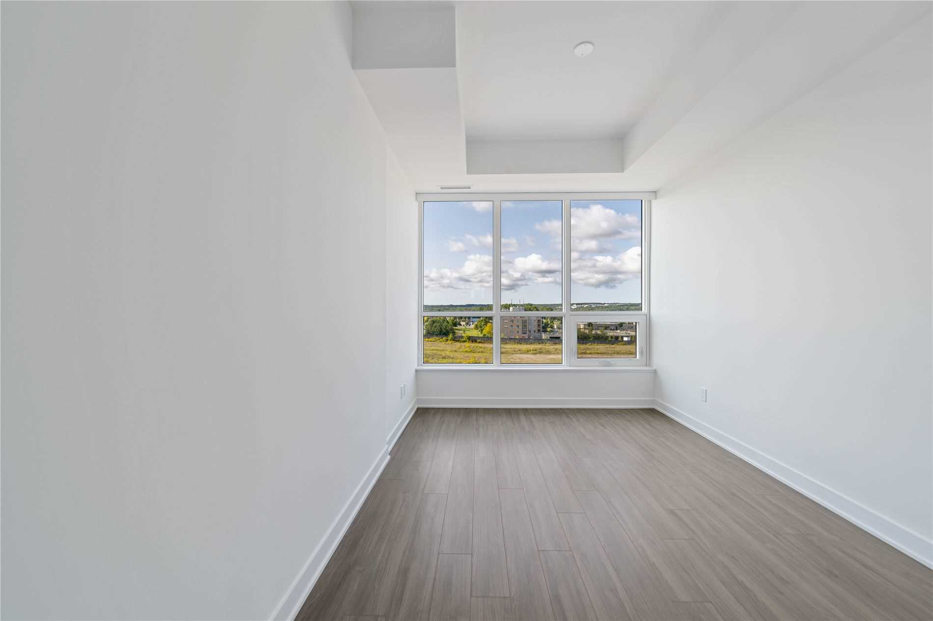 681 Yonge St, #512
