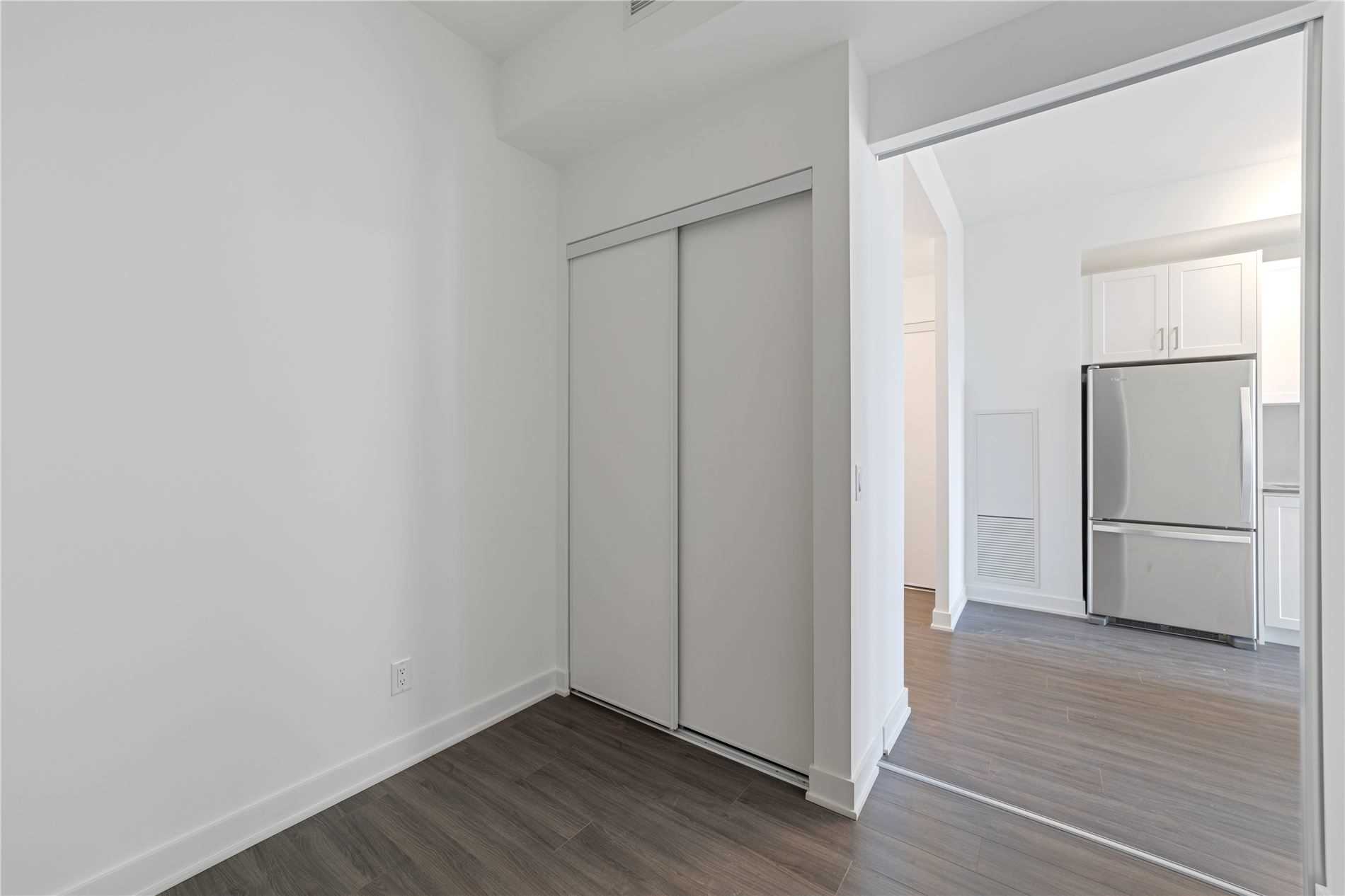681 Yonge St, #512
