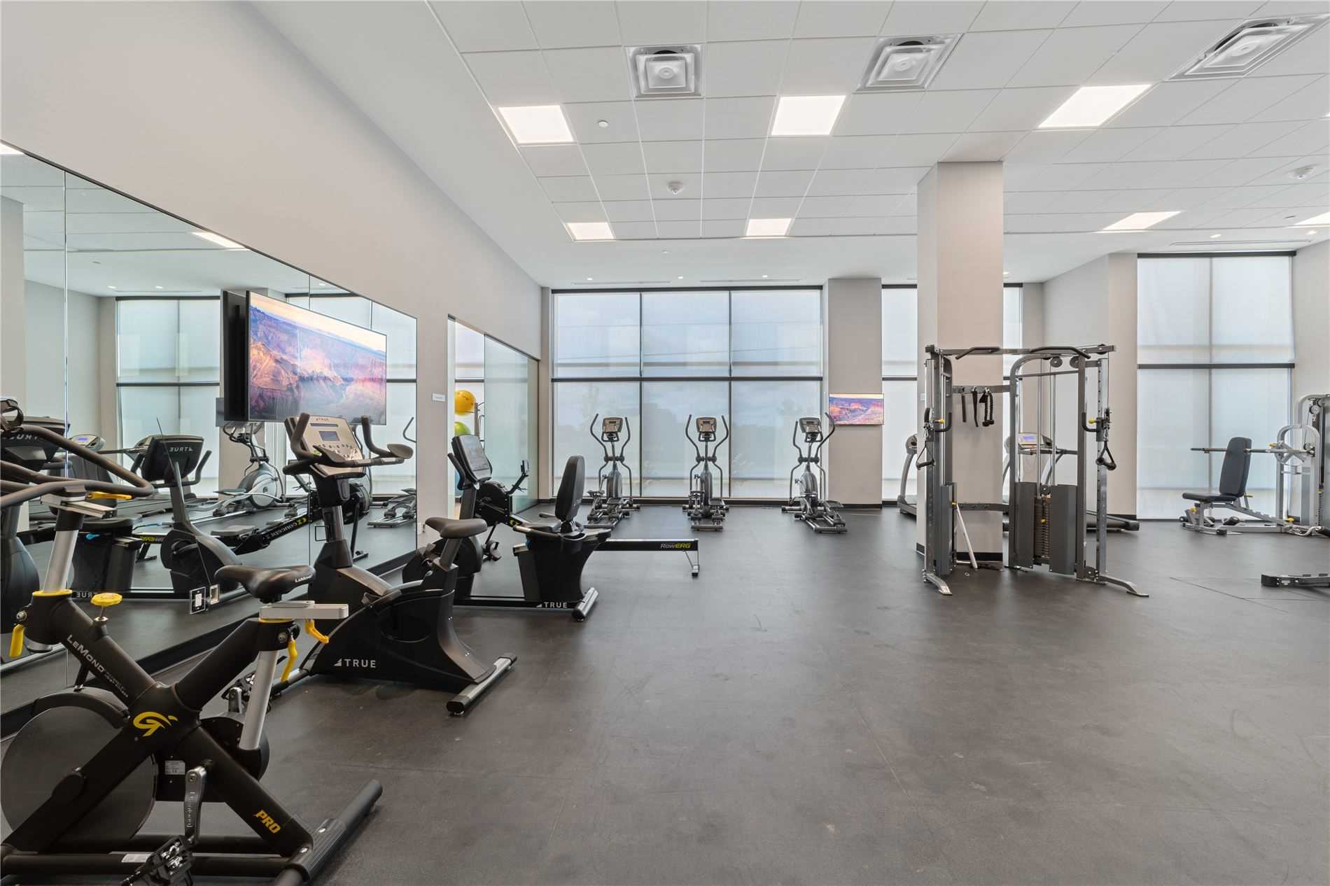 681 Yonge St, #512