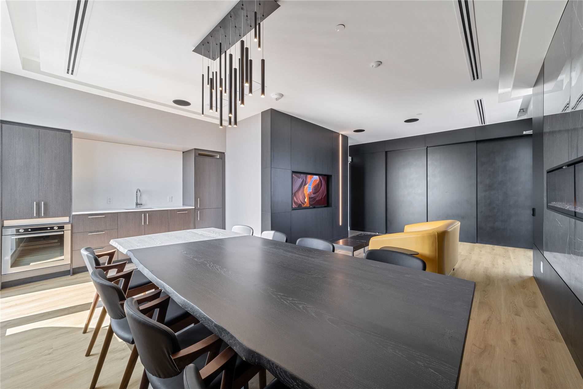 681 Yonge St, #512