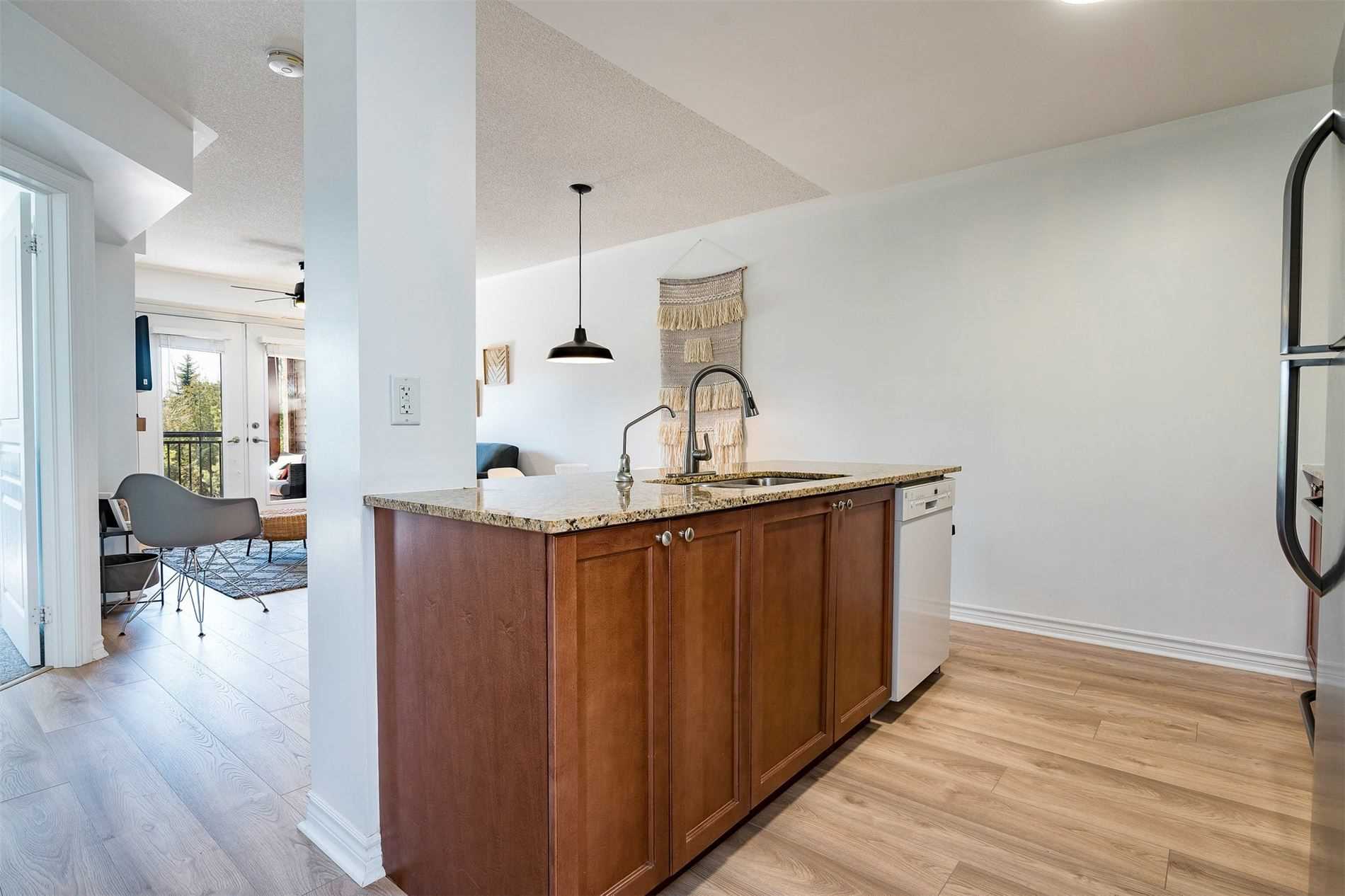 8 Brandy Lane Dr, #204