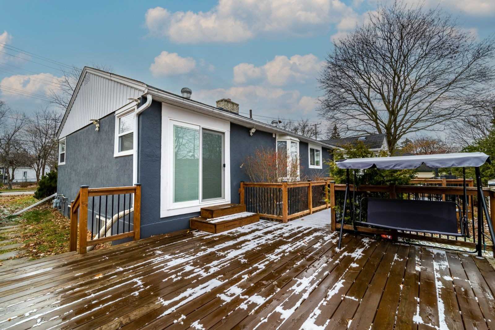 325 Innisfil St