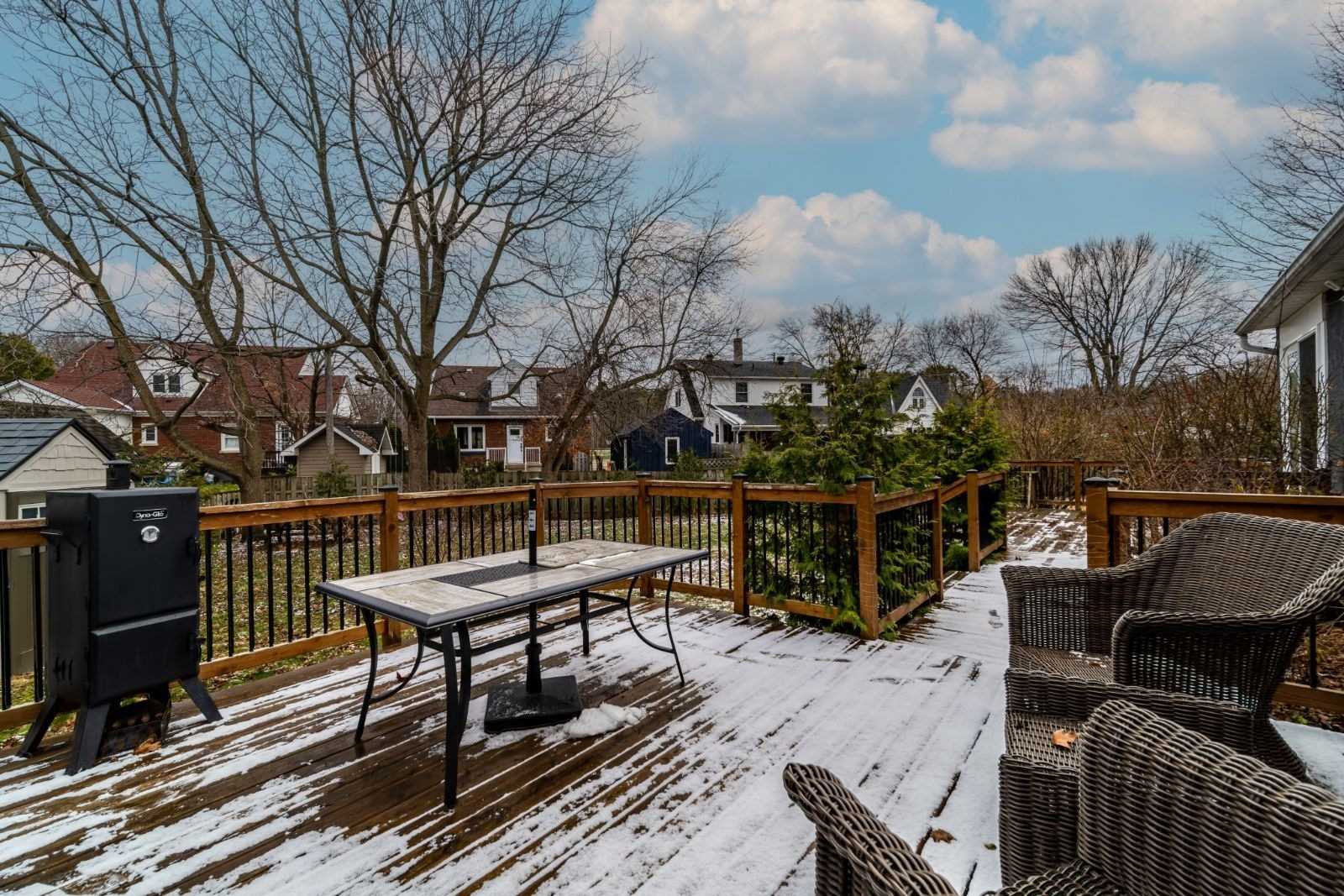 325 Innisfil St