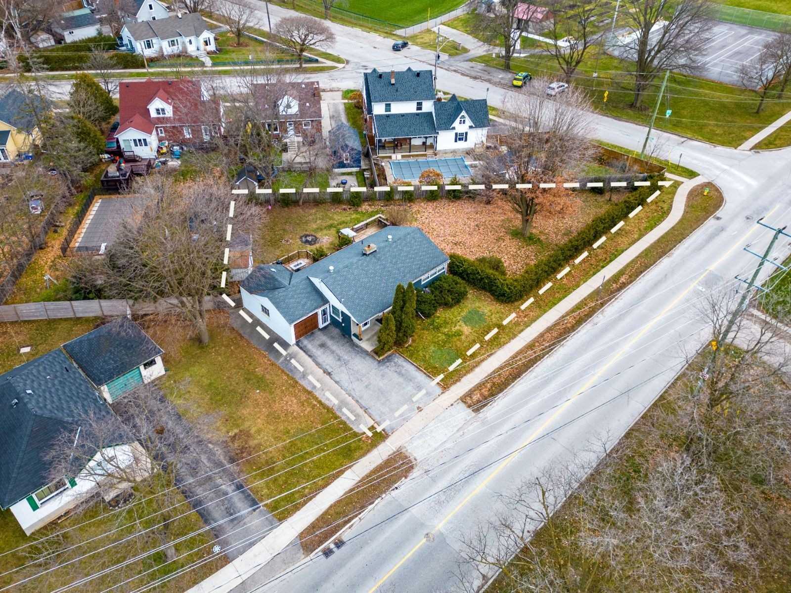 325 Innisfil St