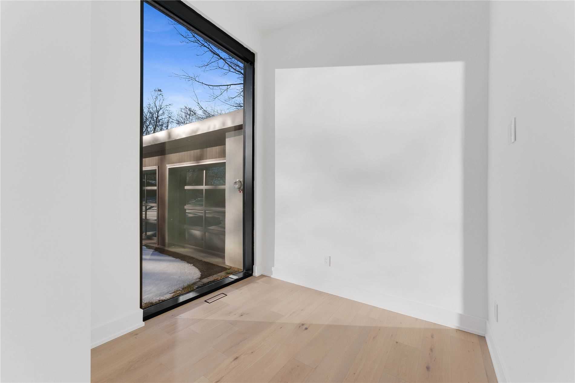 655 Glen Cres