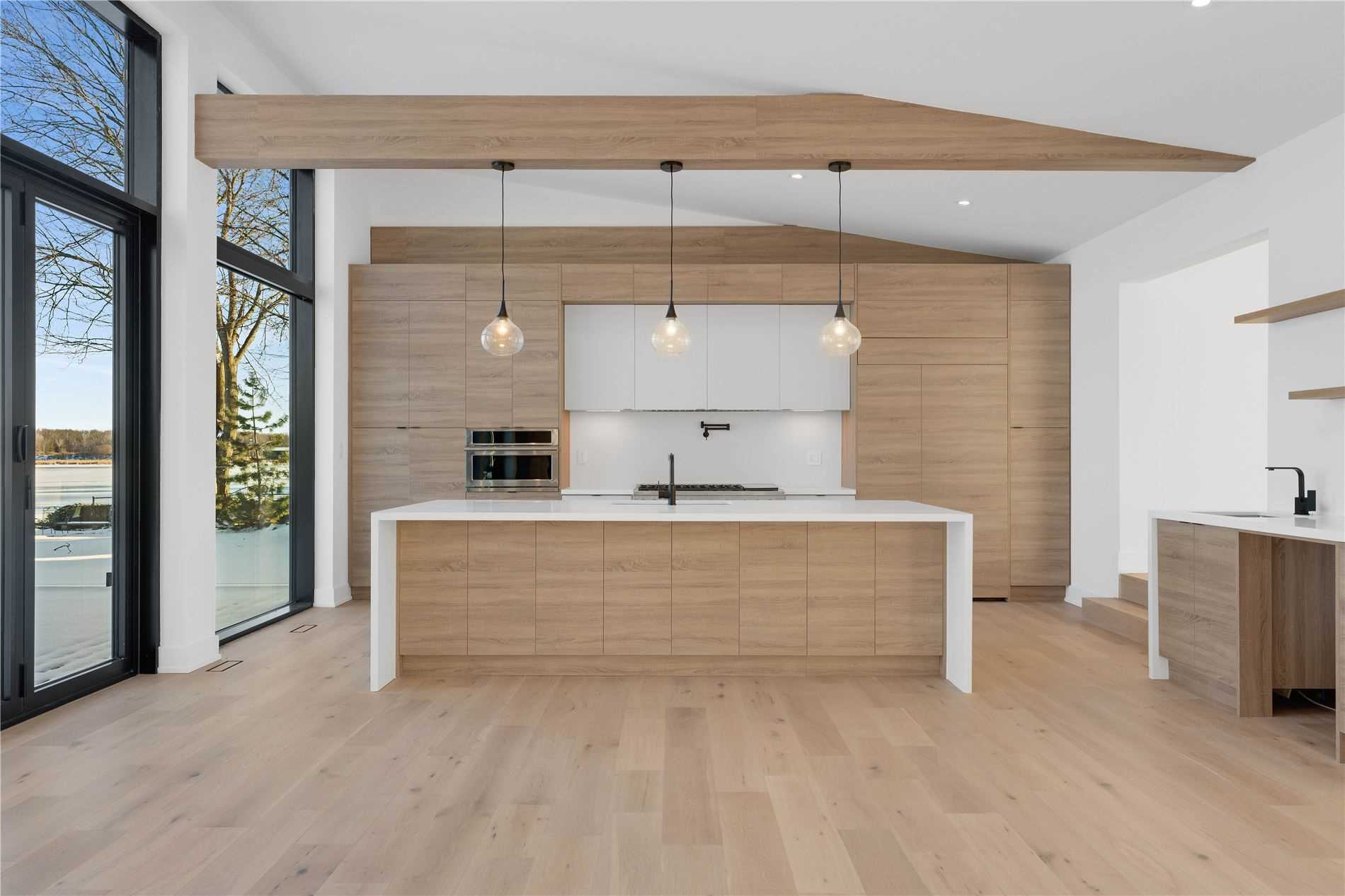 655 Glen Cres