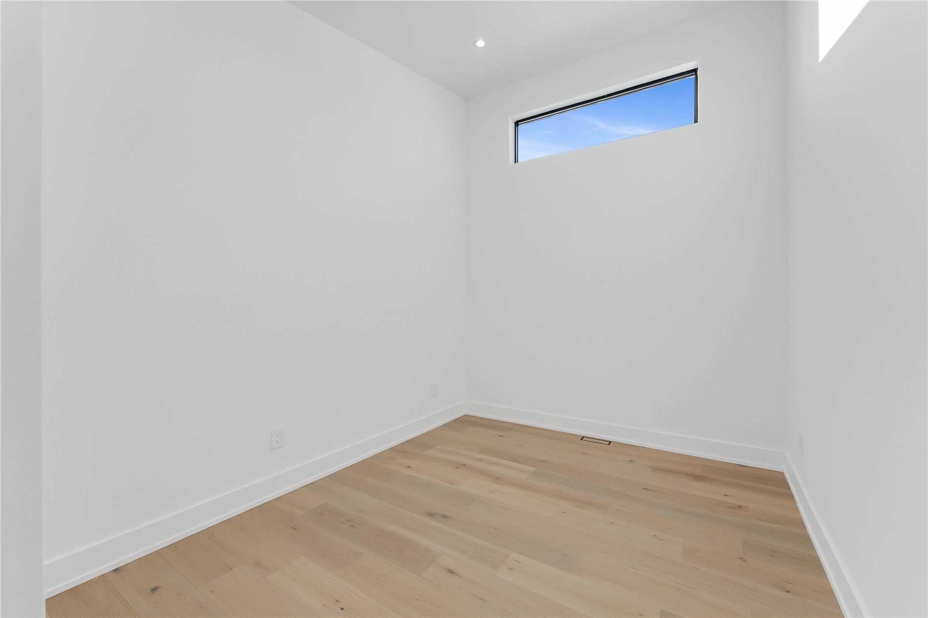 655 Glen Cres