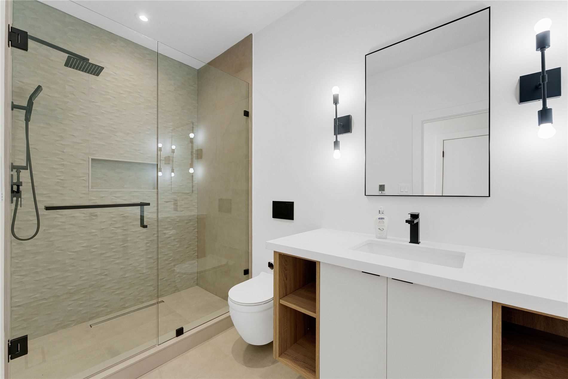 655 Glen Cres