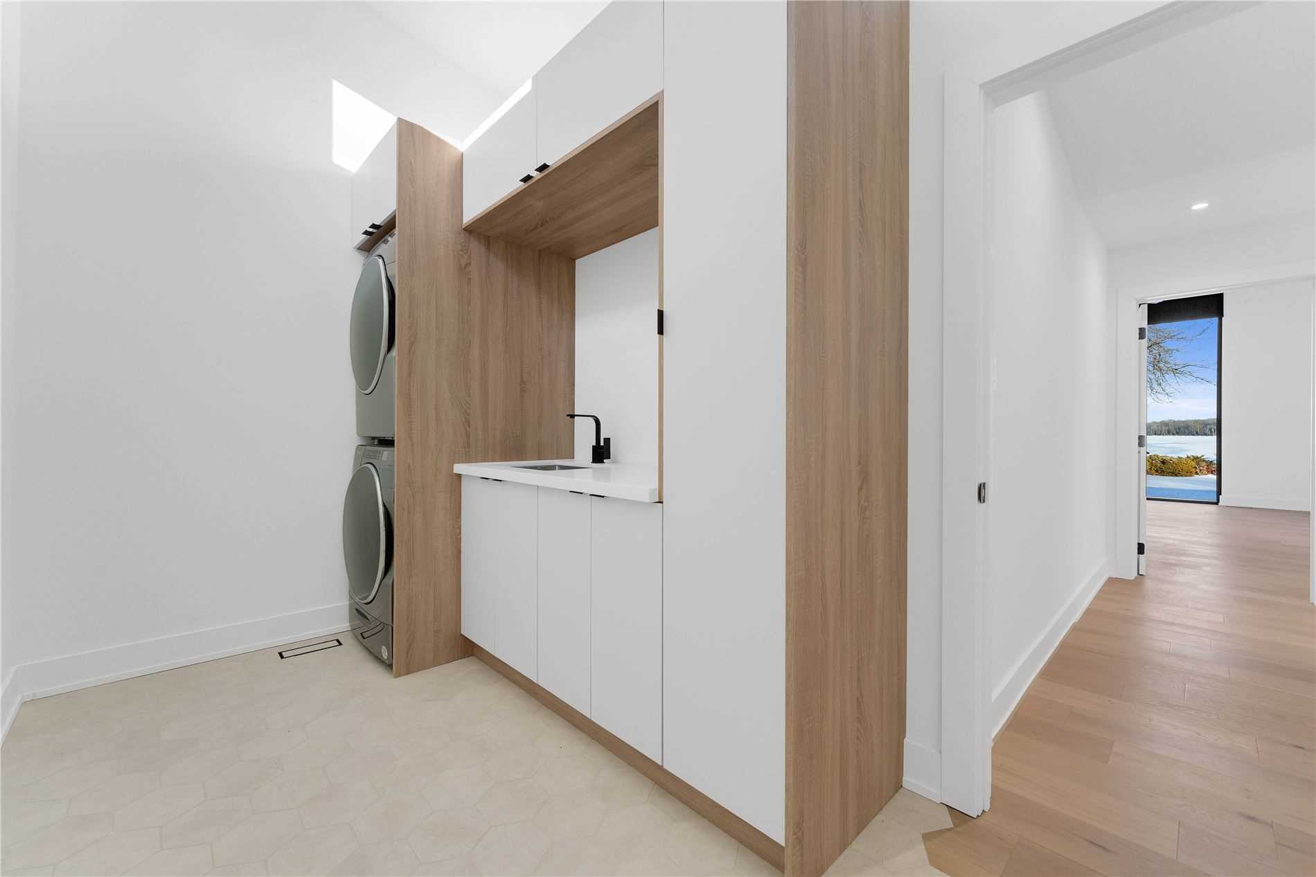 655 Glen Cres