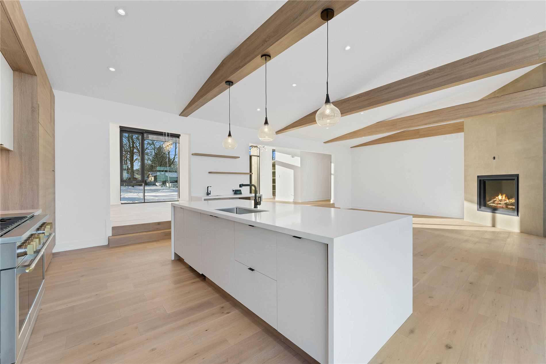 655 Glen Cres