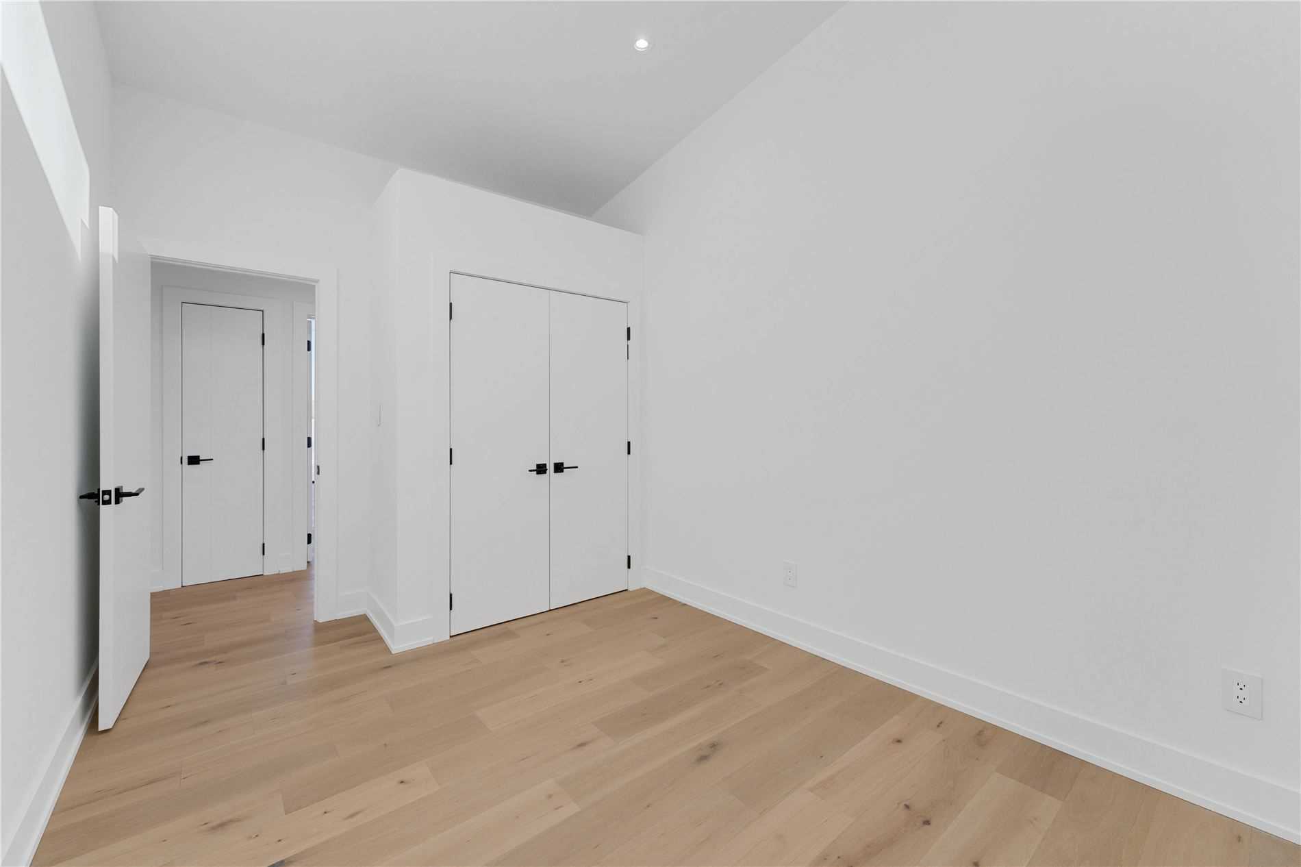 655 Glen Cres
