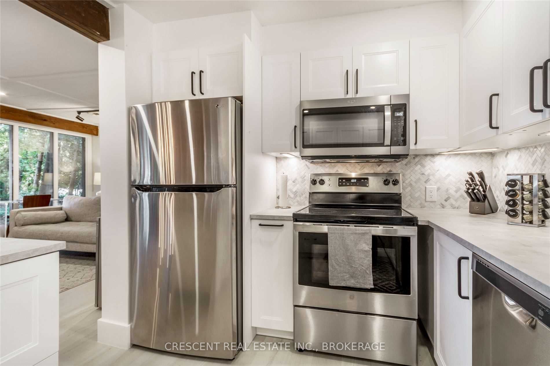 37 Georgian Manor Dr