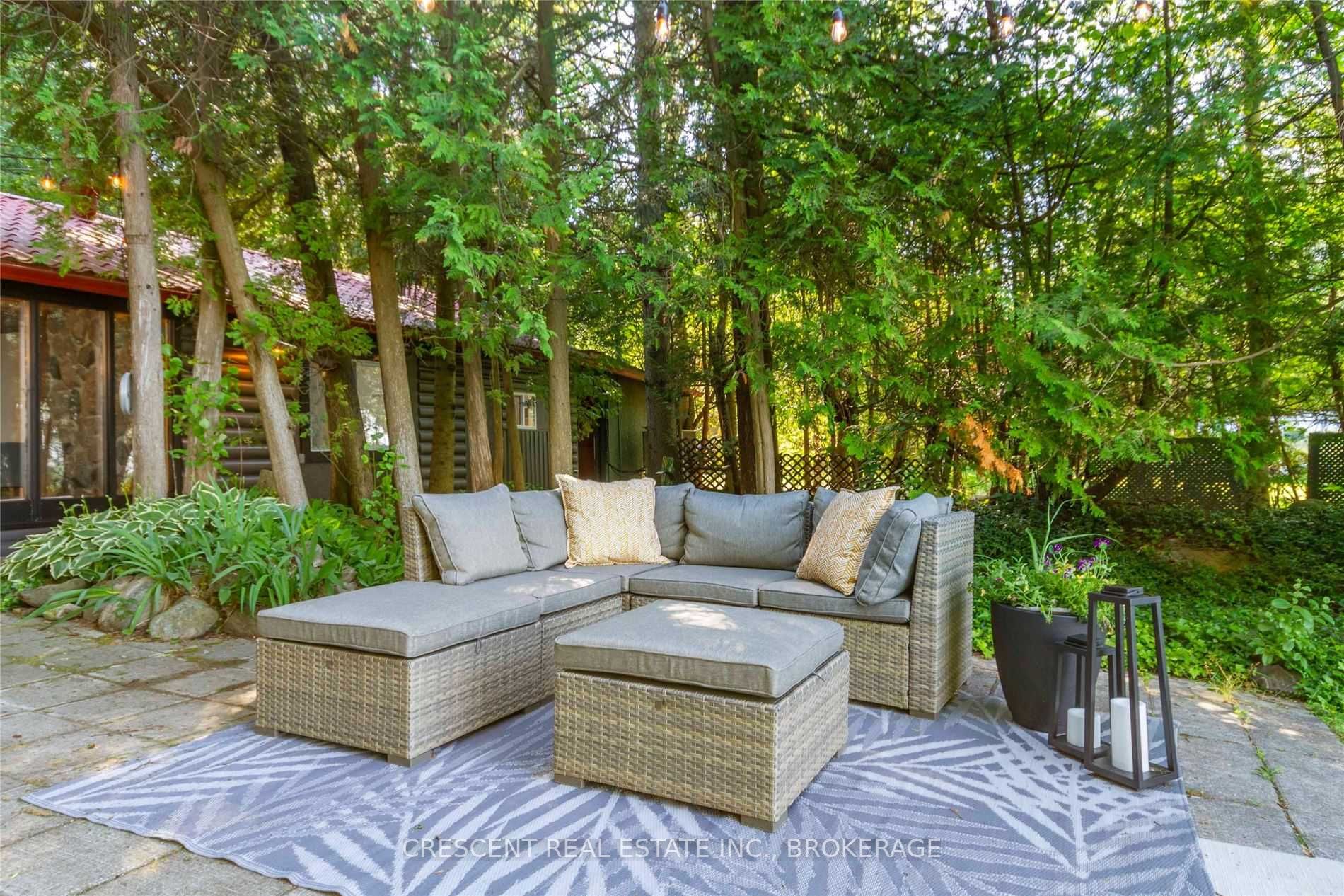 37 Georgian Manor Dr