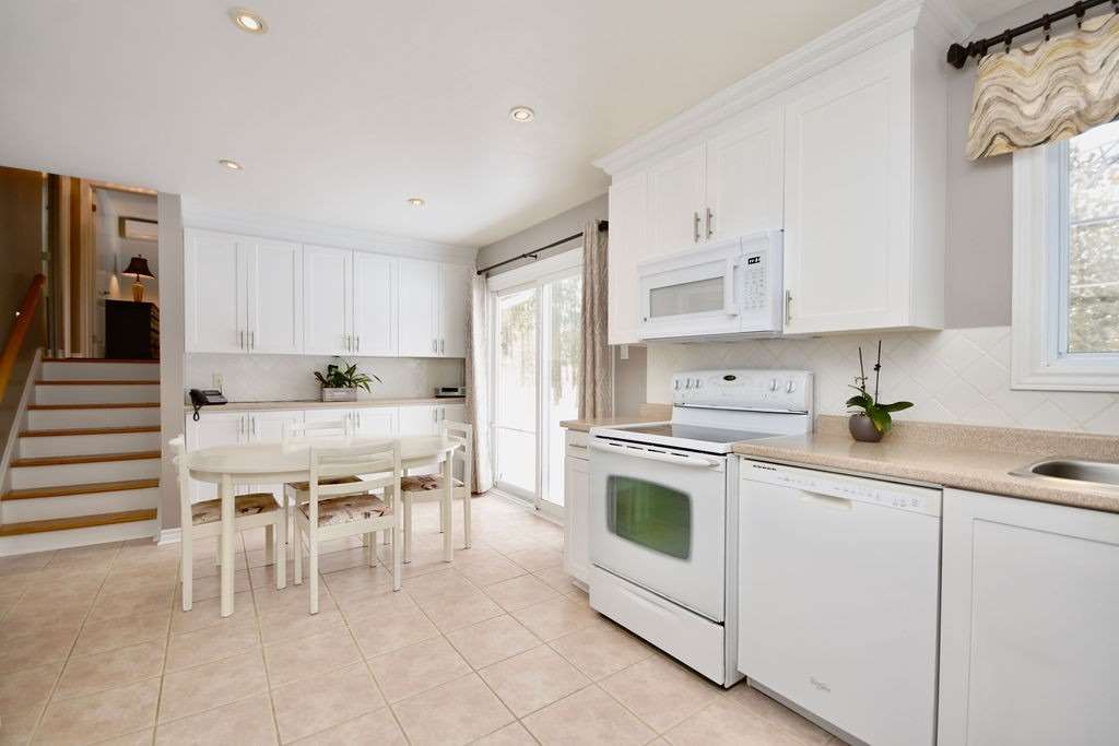 276 Lakeshore Road W