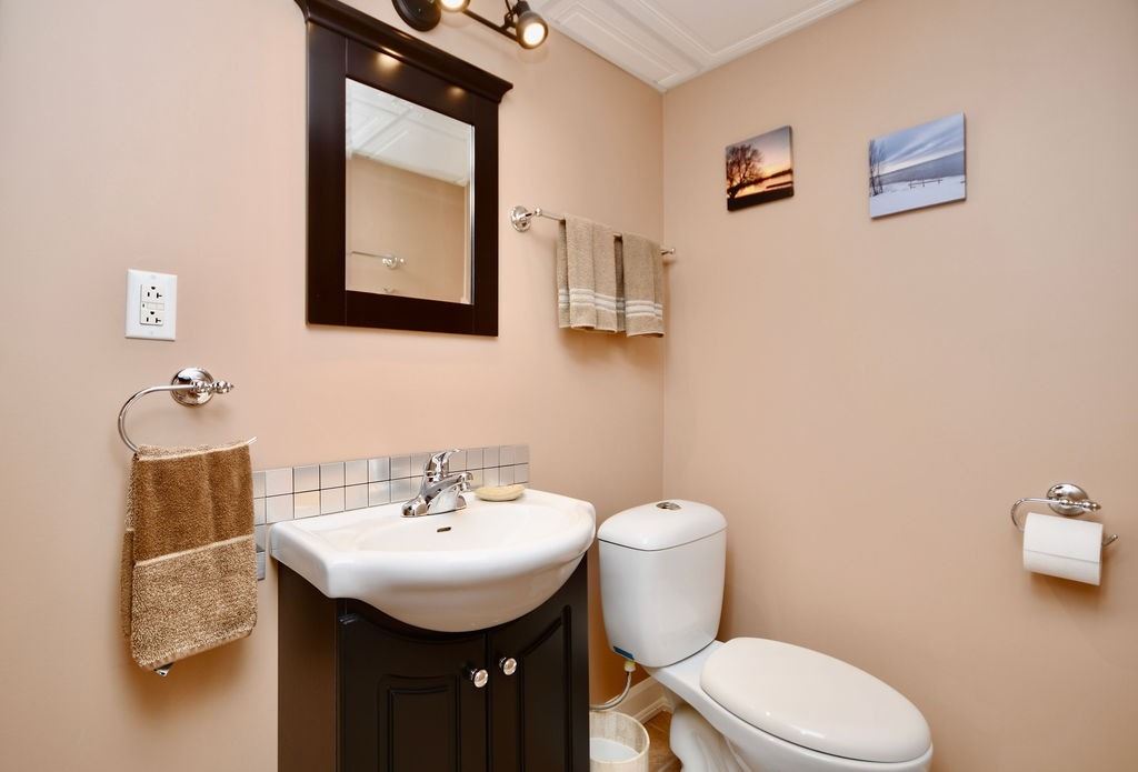 276 Lakeshore Road W