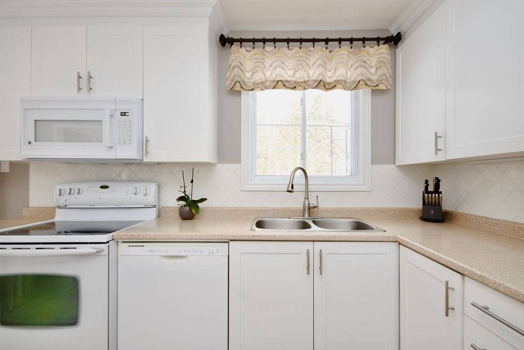 276 Lakeshore Road W