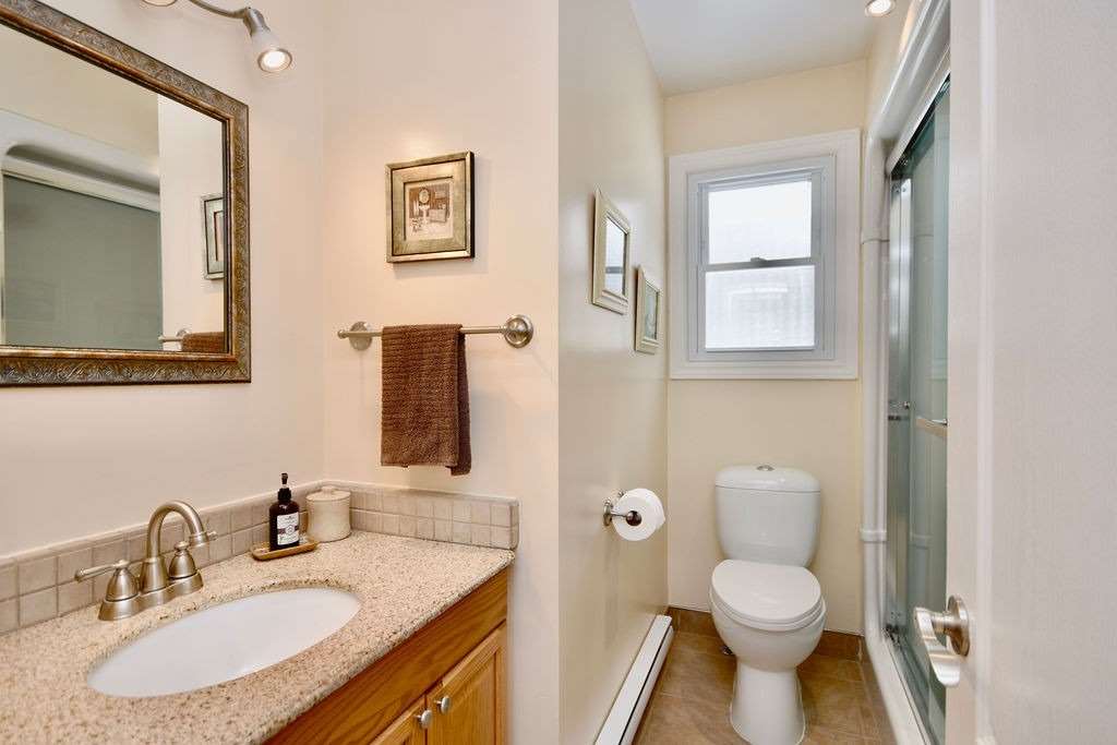 276 Lakeshore Road W