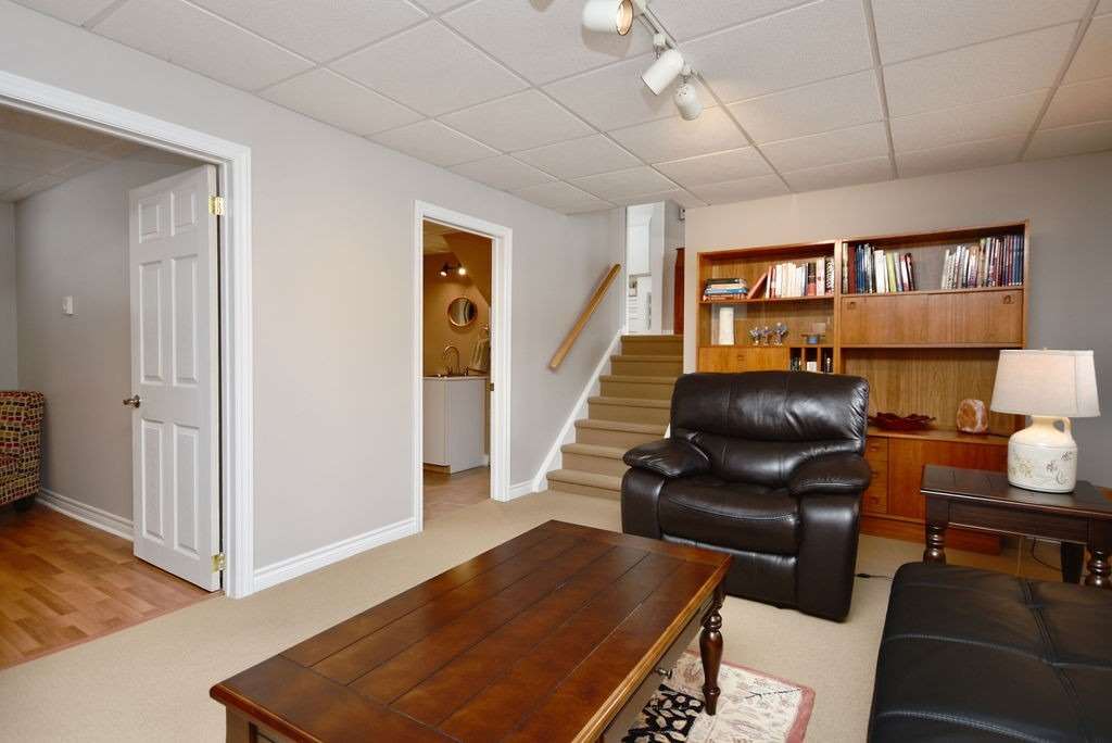 276 Lakeshore Road W