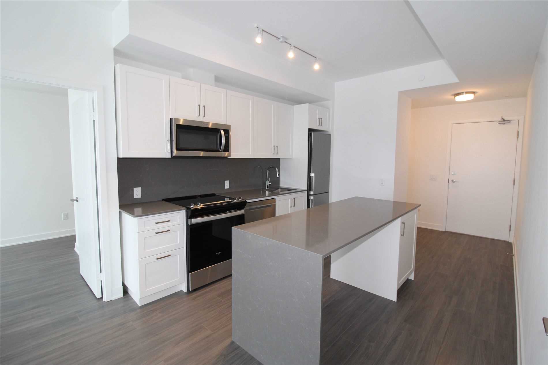 681 Yonge St, #523