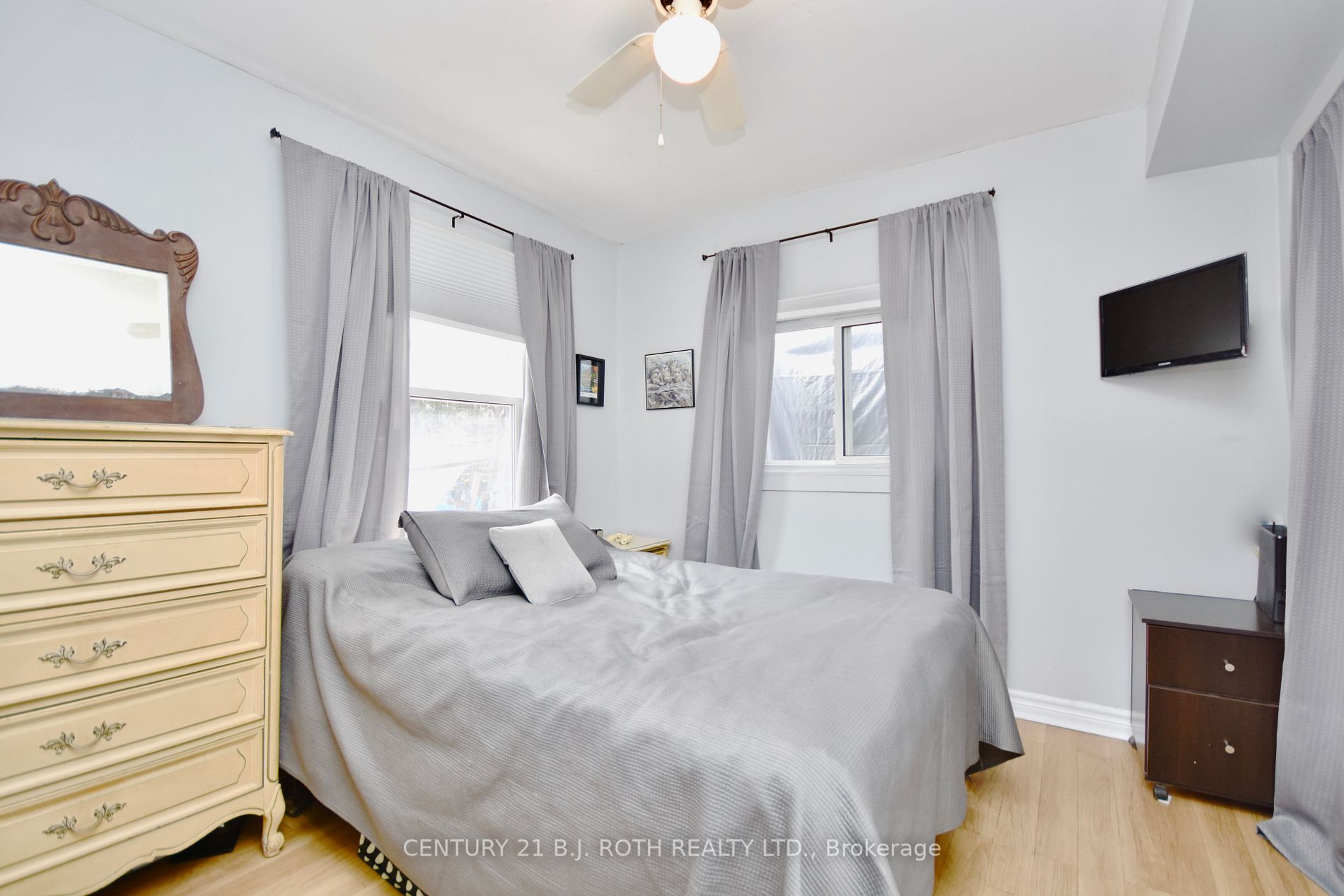 33 Rose Ave